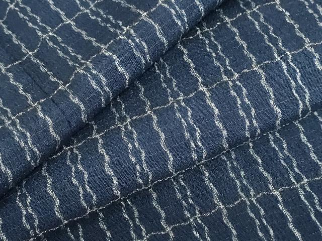 ■■■　サイズ　■■■ 身丈 151cm（肩から） 裄丈 60cm 袖丈 56.5cm　縫込み 3cm 袖幅 31cm 前幅 23cm 後幅 30cm 着物縫いこみ 内揚げ 0cm 裄 お袖側 約3cm　身頃側 約3cm ■■■　商品詳細　■■■ 【交織】 状態は特に目立ったシミ汚れなどもなく大変良い状態です。 お安く出品致しますので、是非この機会にいかがでしょうか？ ■■■　注意事項　■■■ ■モニター発色の具合により色合いが異なる場合がございます。 ■寸法は多少の誤差が生じる場合がございますのでご了承ください。 ■縫込みの長さが左右非対称の場合は短い部分を記載しております。 左右非対称であってもご返品・お値引き等の保証は出来かねますので、ご了承の上ご購入をお願い致します。 ■シミ等のチェックには注意を払っておりますが、見落としがある場合もございますし、個人の見解も様々ですので神経質な方のご購入はお控えください。 ■箪笥に入っておりました着物や帯なので畳みシワや匂いがあるものもございます。 ■お休みは基本的に土日祝となりますが、その他臨時でお休みする場合がございますのでご了承ください。 ■商品の発送は平日のみの発送となります。 ■夜間と土曜、日曜日はお問い合わせの回答が遅れる場合がございます。 ■当店では、お直し、紋入れ、お手入れ等は承っておりません。 ■生地の状態（ヤケ、経年劣化等）によってはサイズ直しが出来ない場合がございます。 その点もどうかご了承のうえ、ご購入をお願いいたします。 ■弊社で取り扱う商品は一点ものにつき、時期や在庫状況に応じて金額が変更となる場合がございます。 ■検針は行っておりません。予めご了承いただきますようお願いいたします。 ■【洗える着物】と記載のある商品におきましては、商品お届け後に洗濯を行ってしまってからのご返品にはご対応しかねます。 念の為、専門店でのお手入れをお願いいたします。 ■着物のサイズ目安は下記を参考ください↓ ＜女性着物＞　お端折り次第で＋5?　−10?が着用可能サイズ 　例）身丈170?の場合、身長160?〜175? ＜男性着物＞　身丈＋約25?〜27?程が適応身長 　例）身丈155?の場合、身長180〜182?