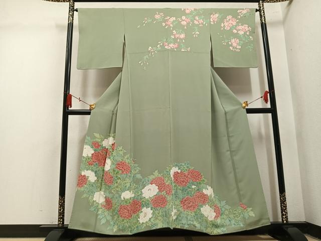 ■■■　サイズ　■■■ 身丈 153cm（肩から） 裄丈 64cm 袖丈 46.5cm　縫込み 5cm 袖幅 32cm 前幅 23cm 後幅 29.5cm 着物縫いこみ 内揚げ 4cm 裄 お袖側 約2.5cm　身頃側 約2cm ■■■　商品詳細　■■■ 【正絹】 状態は接写画像のように袖口・衿山に薄い汚れがございますが その他特に目立ったシミ汚れなどもなく大変良い状態です。 大変上質な逸品になります。 お安く出品致しますので、是非この機会にいかがでしょうか？ ■■■　注意事項　■■■ ■モニター発色の具合により色合いが異なる場合がございます。 ■寸法は多少の誤差が生じる場合がございますのでご了承ください。 ■縫込みの長さが左右非対称の場合は短い部分を記載しております。 左右非対称であってもご返品・お値引き等の保証は出来かねますので、ご了承の上ご購入をお願い致します。 ■シミ等のチェックには注意を払っておりますが、見落としがある場合もございますし、個人の見解も様々ですので神経質な方のご購入はお控えください。 ■箪笥に入っておりました着物や帯なので畳みシワや匂いがあるものもございます。 ■お休みは基本的に土日祝となりますが、その他臨時でお休みする場合がございますのでご了承ください。 ■商品の発送は平日のみの発送となります。 ■夜間と土曜、日曜日はお問い合わせの回答が遅れる場合がございます。 ■当店では、お直し、紋入れ、お手入れ等は承っておりません。 ■生地の状態（ヤケ、経年劣化等）によってはサイズ直しが出来ない場合がございます。 その点もどうかご了承のうえ、ご購入をお願いいたします。 ■弊社で取り扱う商品は一点ものにつき、時期や在庫状況に応じて金額が変更となる場合がございます。 ■検針は行っておりません。予めご了承いただきますようお願いいたします。 ■【洗える着物】と記載のある商品におきましては、商品お届け後に洗濯を行ってしまってからのご返品にはご対応しかねます。 念の為、専門店でのお手入れをお願いいたします。 ■写真に写っている物が全てになります。それ以外の付属品はございませんのでご了承ください。 ■状態に関する写真につきましては、掲載可能な写真枚数に限りがあるため、各箇所につき1枚参考画像を掲載しております。 ■着物のサイズ目安は下記を参考ください↓ ＜女性着物＞　お端折り次第で＋5cm　−1cmが着用可能サイズ 　例）身丈170cmの場合、身長160cm〜175cm ＜男性着物＞　身丈＋約25cm〜27cm程が適応身長 　例）身丈155cmの場合、身長180〜182cm