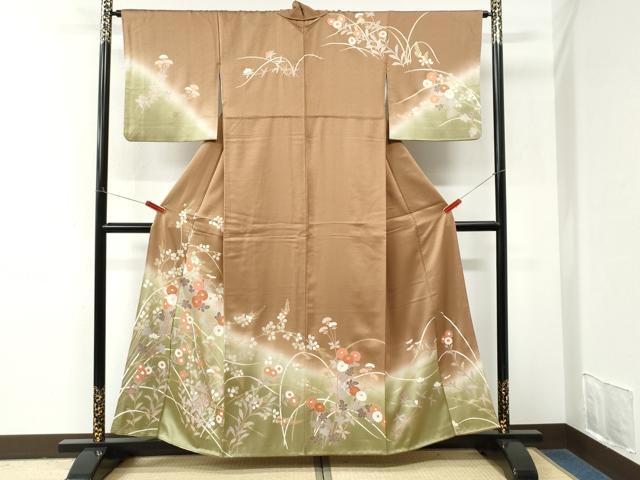 ■■■　サイズ　■■■ 身丈 157cm（肩から） 裄丈 65.5cm 袖丈 48cm　縫込み 4cm 袖幅 34cm 前幅 25cm 後幅 29cm 着物縫いこみ 内揚げ 6cm 裄 お袖側 約2cm　身頃側 約3cm ■■■　商品詳細　■■■ 【正絹】 状態は特に目立ったシミ汚れなどもなく大変良い状態です。 大変上質な逸品になります。 お安く出品致しますので、是非この機会にいかがでしょうか？ ■■■　注意事項　■■■ ■モニター発色の具合により色合いが異なる場合がございます。 ■寸法は多少の誤差が生じる場合がございますのでご了承ください。 ■縫込みの長さが左右非対称の場合は短い部分を記載しております。 左右非対称であってもご返品・お値引き等の保証は出来かねますので、ご了承の上ご購入をお願い致します。 ■シミ等のチェックには注意を払っておりますが、見落としがある場合もございますし、個人の見解も様々ですので神経質な方のご購入はお控えください。 ■箪笥に入っておりました着物や帯なので畳みシワや匂いがあるものもございます。 ■お休みは基本的に土日祝となりますが、その他臨時でお休みする場合がございますのでご了承ください。 ■商品の発送は平日のみの発送となります。 ■夜間と土曜、日曜日はお問い合わせの回答が遅れる場合がございます。 ■当店では、お直し、紋入れ、お手入れ等は承っておりません。 ■生地の状態（ヤケ、経年劣化等）によってはサイズ直しが出来ない場合がございます。 その点もどうかご了承のうえ、ご購入をお願いいたします。 ■弊社で取り扱う商品は一点ものにつき、時期や在庫状況に応じて金額が変更となる場合がございます。 ■検針は行っておりません。予めご了承いただきますようお願いいたします。 ■【洗える着物】と記載のある商品におきましては、商品お届け後に洗濯を行ってしまってからのご返品にはご対応しかねます。 念の為、専門店でのお手入れをお願いいたします。 ■写真に写っている物が全てになります。それ以外の付属品はございませんのでご了承ください。 ■状態に関する写真につきましては、掲載可能な写真枚数に限りがあるため、各箇所につき1枚参考画像を掲載しております。 ■着物のサイズ目安は下記を参考ください↓ ＜女性着物＞　お端折り次第で＋5cm　−1cmが着用可能サイズ 　例）身丈170cmの場合、身長160cm〜175cm ＜男性着物＞　身丈＋約25cm〜27cm程が適応身長 　例）身丈155cmの場合、身長180〜182cm