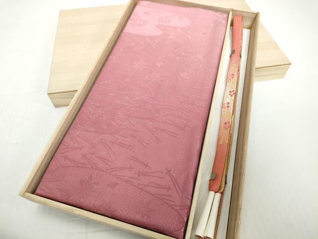 ■■■　商品詳細　■■■ 【サイズ】 長さ　162cm程（房含む） 【未使用】 状態は特に目立ったシミ汚れなどもなく大変良い状態です。 大変上質な逸品になります。 お安く出品致しますので、是非この機会にいかがでしょうか？ ■■■　注意事項　■■■ ■モニター発色の具合により色合いが異なる場合がございます。 ■寸法は多少の誤差が生じる場合がございますのでご了承ください。 ■縫込みの長さが左右非対称の場合は短い部分を記載しております。 左右非対称であってもご返品・お値引き等の保証は出来かねますので、ご了承の上ご購入をお願い致します。 ■シミ等のチェックには注意を払っておりますが、見落としがある場合もございますし、個人の見解も様々ですので神経質な方のご購入はお控えください。 ■箪笥に入っておりました着物や帯なので畳みシワや匂いがあるものもございます。 ■お休みは基本的に土日祝となりますが、その他臨時でお休みする場合がございますのでご了承ください。 ■商品の発送は平日のみの発送となります。 ■夜間と土曜、日曜日はお問い合わせの回答が遅れる場合がございます。 ■当店では、お直し、紋入れ、お手入れ等は承っておりません。 ■生地の状態（ヤケ、経年劣化等）によってはサイズ直しが出来ない場合がございます。 その点もどうかご了承のうえ、ご購入をお願いいたします。 ■弊社で取り扱う商品は一点ものにつき、時期や在庫状況に応じて金額が変更となる場合がございます。 ■検針は行っておりません。予めご了承いただきますようお願いいたします。 ■【洗える着物】と記載のある商品におきましては、商品お届け後に洗濯を行ってしまってからのご返品にはご対応しかねます。 念の為、専門店でのお手入れをお願いいたします。 ■写真に写っている物が全てになります。それ以外の付属品はございませんのでご了承ください。 ■状態に関する写真につきましては、掲載可能な写真枚数に限りがあるため、各箇所につき1枚参考画像を掲載しております。 ■着物のサイズ目安は下記を参考ください↓ ＜女性着物＞　お端折り次第で＋5cm　－1cmが着用可能サイズ 　例）身丈170cmの場合、身長160cm～175cm ＜男性着物＞　身丈＋約25cm～27cm程が適応身長 　例）身丈155cmの場合、身長180～182cm