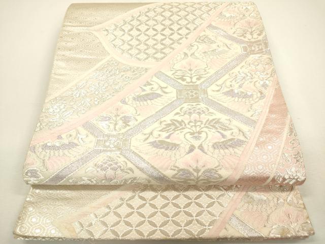 ■■■　サイズ　■■■ 長さ 422cm 幅 30.5cm程 ■■■　商品詳細　■■■ 【正絹・芯なし】 詳細に関しましては、画像をご確認ください。 大変上質な逸品になります。 お安く出品致しますので、是非この機会にいかがでしょうか？ ※手先に印字がございます。 ■■■　注意事項　■■■ ■モニター発色の具合により色合いが異なる場合がございます。 ■寸法は多少の誤差が生じる場合がございますのでご了承ください。 ■縫込みの長さが左右非対称の場合は短い部分を記載しております。 左右非対称であってもご返品・お値引き等の保証は出来かねますので、ご了承の上ご購入をお願い致します。 ■シミ等のチェックには注意を払っておりますが、見落としがある場合もございますし、個人の見解も様々ですので神経質な方のご購入はお控えください。 ■箪笥に入っておりました着物や帯なので畳みシワや匂いがあるものもございます。 ■お休みは基本的に土日祝となりますが、その他臨時でお休みする場合がございますのでご了承ください。 ■商品の発送は平日のみの発送となります。 ■夜間と土曜、日曜日はお問い合わせの回答が遅れる場合がございます。 ■当店では、お直し、紋入れ、お手入れ等は承っておりません。 ■生地の状態（ヤケ、経年劣化等）によってはサイズ直しが出来ない場合がございます。 その点もどうかご了承のうえ、ご購入をお願いいたします。 ■弊社で取り扱う商品は一点ものにつき、時期や在庫状況に応じて金額が変更となる場合がございます。 ■検針は行っておりません。予めご了承いただきますようお願いいたします。 ■【洗える着物】と記載のある商品におきましては、商品お届け後に洗濯を行ってしまってからのご返品にはご対応しかねます。 念の為、専門店でのお手入れをお願いいたします。 ■着物のサイズ目安は下記を参考ください↓ ＜女性着物＞　お端折り次第で＋5cm　−1cmが着用可能サイズ 　例）身丈170cmの場合、身長160cm〜175cm ＜男性着物＞　身丈＋約25cm〜27cm程が適応身長 　例）身丈155cmの場合、身長180〜182cm