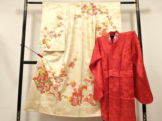 ■■■　サイズ　■■■ 【祝着】 身丈 139cm（肩から） 裄丈 49.5cm（肩上げ　5cm） 袖丈 64cm　縫込み 10cm 袖幅 32cm 前幅 20.5cm 後幅 27cm 着物縫いこみ 内揚げ 0cm （腰上げ　0cm） 裄 お袖側 約3.5cm　身頃側 約4.5cm 【長襦袢】 身丈 93cm（肩から） 裄丈 50.5cm（肩上げ　5cm） 袖丈 65cm　縫込み 4cm 袖幅 31.5cm 前幅 23cm 後幅 29.5cm 着物縫いこみ 内揚げ 0cm （腰上げ　6cm） 裄 お袖側 約3.5cm　身頃側 約5.5cm ■■■　商品詳細　■■■ 着物【正絹】の状態は接写画像のように 左袖前・下前に薄い汚れがございますが その他特に目立ったシミ汚れなどもなく大変良い状態です。 長襦袢【正絹】の状態は接写画像のように 上前・胴裏に薄い汚れ、胴裏に糸ホツレがございますが その他特に目立ったシミ汚れなどもなく大変良い状態です。 大変上質な逸品になります。 お安く出品致しますので、是非この機会にいかがでしょうか？ ※長襦袢の袖丈と裄丈が着物よりも大きい仕立てになっておりますので、ご確認の上ご入札くださいませ。 ■■■　注意事項　■■■ ■モニター発色の具合により色合いが異なる場合がございます。 ■寸法は多少の誤差が生じる場合がございますのでご了承ください。 ■縫込みの長さが左右非対称の場合は短い部分を記載しております。 左右非対称であってもご返品・お値引き等の保証は出来かねますので、ご了承の上ご購入をお願い致します。 ■シミ等のチェックには注意を払っておりますが、見落としがある場合もございますし、個人の見解も様々ですので神経質な方のご購入はお控えください。 ■箪笥に入っておりました着物や帯なので畳みシワや匂いがあるものもございます。 ■お休みは基本的に土日祝となりますが、その他臨時でお休みする場合がございますのでご了承ください。 ■商品の発送は平日のみの発送となります。 ■夜間と土曜、日曜日はお問い合わせの回答が遅れる場合がございます。 ■当店では、お直し、紋入れ、お手入れ等は承っておりません。 ■生地の状態（ヤケ、経年劣化等）によってはサイズ直しが出来ない場合がございます。 その点もどうかご了承のうえ、ご購入をお願いいたします。 ■弊社で取り扱う商品は一点ものにつき、時期や在庫状況に応じて金額が変更となる場合がございます。 ■検針は行っておりません。予めご了承いただきますようお願いいたします。 ■【洗える着物】と記載のある商品におきましては、商品お届け後に洗濯を行ってしまってからのご返品にはご対応しかねます。 念の為、専門店でのお手入れをお願いいたします。 ■着物のサイズ目安は下記を参考ください↓ ＜女性着物＞　お端折り次第で＋5cm　−1cmが着用可能サイズ 　例）身丈170cmの場合、身長160cm〜175cm ＜男性着物＞　身丈＋約25cm〜27cm程が適応身長 　例）身丈155cmの場合、身長180〜182cm
