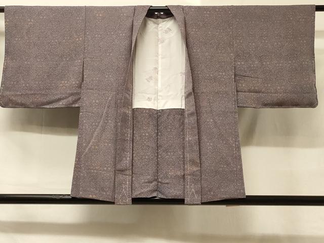 ■■■　サイズ　■■■ 身丈 77cm（肩から） 裄丈 62.5cm 袖丈 42cm　縫込み 5cm 袖幅 32.5cm 前幅 18.5cm 後幅 30cm 裄 お袖側 約2.5cm　身頃側 約4cm ■■■　商品詳細　■■■ 【正絹・未使用】 状態は特に目立ったシミ汚れなどもなく大変良い状態です。 大変上質な逸品になります。 お安く出品致しますので、是非この機会にいかがでしょうか？ ■■■　注意事項　■■■ ■モニター発色の具合により色合いが異なる場合がございます。 ■寸法は多少の誤差が生じる場合がございますのでご了承ください。 ■縫込みの長さが左右非対称の場合は短い部分を記載しております。 左右非対称であってもご返品・お値引き等の保証は出来かねますので、ご了承の上ご購入をお願い致します。 ■シミ等のチェックには注意を払っておりますが、見落としがある場合もございますし、個人の見解も様々ですので神経質な方のご購入はお控えください。 ■箪笥に入っておりました着物や帯なので畳みシワや匂いがあるものもございます。 ■お休みは基本的に土日祝となりますが、その他臨時でお休みする場合がございますのでご了承ください。 ■商品の発送は平日のみの発送となります。 ■夜間と土曜、日曜日はお問い合わせの回答が遅れる場合がございます。 ■当店では、お直し、紋入れ、お手入れ等は承っておりません。 ■生地の状態（ヤケ、経年劣化等）によってはサイズ直しが出来ない場合がございます。 その点もどうかご了承のうえ、ご購入をお願いいたします。 ■弊社で取り扱う商品は一点ものにつき、時期や在庫状況に応じて金額が変更となる場合がございます。 ■検針は行っておりません。予めご了承いただきますようお願いいたします。 ■【洗える着物】と記載のある商品におきましては、商品お届け後に洗濯を行ってしまってからのご返品にはご対応しかねます。 念の為、専門店でのお手入れをお願いいたします。 ■着物のサイズ目安は下記を参考ください↓ ＜女性着物＞　お端折り次第で＋5cm　−1cmが着用可能サイズ 　例）身丈170cmの場合、身長160cm〜175cm ＜男性着物＞　身丈＋約25cm〜27cm程が適応身長 　例）身丈155cmの場合、身長180〜182cm