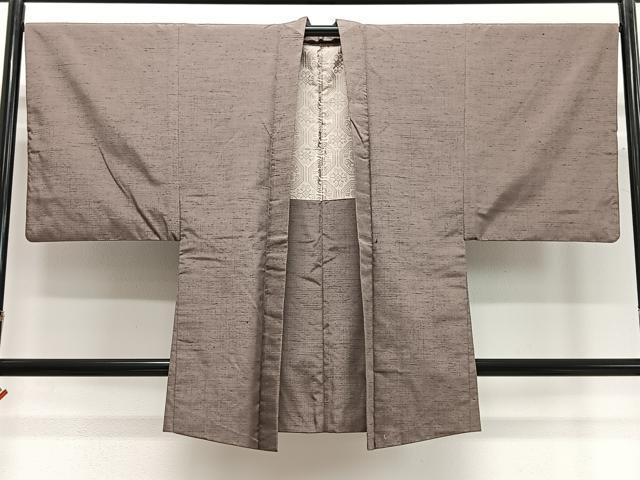 ■■■　サイズ　■■■ 身丈 91cm（肩から） 裄丈 67cm 袖丈 50.5cm　縫込み 3.5cm 袖幅 34.5cm 前幅 20cm 後幅 31cm 裄 お袖側 約3cm　身頃側 約2.5cm ■■■　商品詳細　■■■ 【正絹】 状態は特に目立ったシミ汚れなどもなく大変良い状態です。 大変上質な逸品になります。 お安く出品致しますので、是非この機会にいかがでしょうか？ ■■■　注意事項　■■■ ■モニター発色の具合により色合いが異なる場合がございます。 ■寸法は多少の誤差が生じる場合がございますのでご了承ください。 ■縫込みの長さが左右非対称の場合は短い部分を記載しております。 左右非対称であってもご返品・お値引き等の保証は出来かねますので、ご了承の上ご購入をお願い致します。 ■シミ等のチェックには注意を払っておりますが、見落としがある場合もございますし、個人の見解も様々ですので神経質な方のご購入はお控えください。 ■箪笥に入っておりました着物や帯なので畳みシワや匂いがあるものもございます。 ■お休みは基本的に土日祝となりますが、その他臨時でお休みする場合がございますのでご了承ください。 ■商品の発送は平日のみの発送となります。 ■夜間と土曜、日曜日はお問い合わせの回答が遅れる場合がございます。 ■当店では、お直し、紋入れ、お手入れ等は承っておりません。 ■生地の状態（ヤケ、経年劣化等）によってはサイズ直しが出来ない場合がございます。 その点もどうかご了承のうえ、ご購入をお願いいたします。 ■弊社で取り扱う商品は一点ものにつき、時期や在庫状況に応じて金額が変更となる場合がございます。 ■検針は行っておりません。予めご了承いただきますようお願いいたします。 ■【洗える着物】と記載のある商品におきましては、商品お届け後に洗濯を行ってしまってからのご返品にはご対応しかねます。 念の為、専門店でのお手入れをお願いいたします。 ■着物のサイズ目安は下記を参考ください↓ ＜女性着物＞　お端折り次第で＋5cm　−1cmが着用可能サイズ 　例）身丈170cmの場合、身長160cm〜175cm ＜男性着物＞　身丈＋約25cm〜27cm程が適応身長 　例）身丈155cmの場合、身長180〜182cm