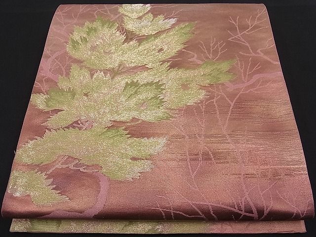 ■■■　サイズ　■■■ 長さ 414cm 幅 31cm程 ■■■　商品詳細　■■■ 【正絹・芯なし】状態は接写画像のように太鼓上部に若干のスレ前柄付近から手先にかけて折れ山の薄い汚れがございますがその他特に目立ったシミ汚れなどもなく大変良い状態です。大変上質な逸品になります。お安く出品致しますので、是非この機会にいかがでしょうか？※若干保管臭がございます。 ■■■　注意事項　■■■ ■モニター発色の具合により色合いが異なる場合がございます。 ■寸法は多少の誤差が生じる場合がございますのでご了承ください。 ■縫込みの長さが左右非対称の場合は短い部分を記載しております。 左右非対称であってもご返品・お値引き等の保証は出来かねますので、ご了承の上ご購入をお願い致します。 ■シミ等のチェックには注意を払っておりますが、見落としがある場合もございますし、個人の見解も様々ですので神経質な方のご購入はお控えください。 ■箪笥に入っておりました着物や帯なので畳みシワや匂いがあるものもございます。 ■お休みは基本的に土日祝となりますが、その他臨時でお休みする場合がございますのでご了承ください。 ■商品の発送は平日のみの発送となります。 ■夜間と土曜、日曜日はお問い合わせの回答が遅れる場合がございます。 ■当店では、お直し、紋入れ、お手入れ等は承っておりません。 ■生地の状態（ヤケ、経年劣化等）によってはサイズ直しが出来ない場合がございます。 その点もどうかご了承のうえ、ご購入をお願いいたします。 ■弊社で取り扱う商品は一点ものにつき、時期や在庫状況に応じて金額が変更となる場合がございます。 ■検針は行っておりません。予めご了承いただきますようお願いいたします。 ■【洗える着物】と記載のある商品におきましては、商品お届け後に洗濯を行ってしまってからのご返品にはご対応しかねます。 念の為、専門店でのお手入れをお願いいたします。 ■着物のサイズ目安は下記を参考ください↓ ＜女性着物＞　お端折り次第で＋5cm　−1cmが着用可能サイズ 　例）身丈170cmの場合、身長160cm〜175cm ＜男性着物＞　身丈＋約25cm〜27cm程が適応身長 　例）身丈155cmの場合、身長180〜182cm