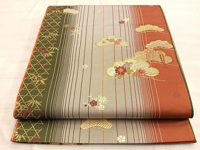 ■■■　サイズ　■■■ 長さ 414cm 幅 31.5cm程 ■■■　商品詳細　■■■ 【正絹】 詳細に関しましては、画像をご確認ください。 大変上質な逸品になります。 お安く出品致しますので、是非この機会にいかがでしょうか？ ■■■　注意事項　■■■ ■モニター発色の具合により色合いが異なる場合がございます。 ■寸法は多少の誤差が生じる場合がございますのでご了承ください。 ■縫込みの長さが左右非対称の場合は短い部分を記載しております。 左右非対称であってもご返品・お値引き等の保証は出来かねますので、ご了承の上ご購入をお願い致します。 ■シミ等のチェックには注意を払っておりますが、見落としがある場合もございますし、個人の見解も様々ですので神経質な方のご購入はお控えください。 ■箪笥に入っておりました着物や帯なので畳みシワや匂いがあるものもございます。 ■お休みは基本的に土日祝となりますが、その他臨時でお休みする場合がございますのでご了承ください。 ■商品の発送は平日のみの発送となります。 ■夜間と土曜、日曜日はお問い合わせの回答が遅れる場合がございます。 ■当店では、お直し、紋入れ、お手入れ等は承っておりません。 ■生地の状態（ヤケ、経年劣化等）によってはサイズ直しが出来ない場合がございます。 その点もどうかご了承のうえ、ご購入をお願いいたします。 ■弊社で取り扱う商品は一点ものにつき、時期や在庫状況に応じて金額が変更となる場合がございます。 ■検針は行っておりません。予めご了承いただきますようお願いいたします。 ■【洗える着物】と記載のある商品におきましては、商品お届け後に洗濯を行ってしまってからのご返品にはご対応しかねます。 念の為、専門店でのお手入れをお願いいたします。 ■着物のサイズ目安は下記を参考ください↓ ＜女性着物＞　お端折り次第で＋5cm　−1cmが着用可能サイズ 　例）身丈170cmの場合、身長160cm〜175cm ＜男性着物＞　身丈＋約25cm〜27cm程が適応身長 　例）身丈155cmの場合、身長180〜182cm