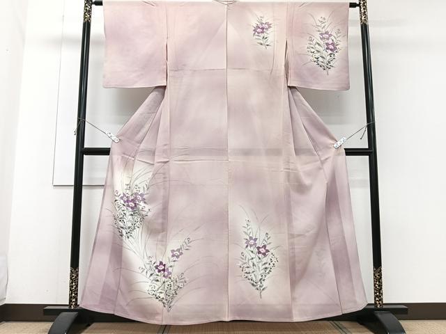 ■■■　サイズ　■■■ 身丈 158.5cm（肩から） 裄丈 63cm 袖丈 47cm　縫込み 2cm 袖幅 32cm 前幅 23cm 後幅 30.5cm 着物縫いこみ 内揚げ 0cm 裄 お袖側 約1.5cm　身頃側 約0cm ■■■　商品詳細　■■■ 【正絹】 状態は接写画像のように表地・衿山に汚れがございます。 大変上質な逸品になりますのでぜひお手入れをされてお召しになられてはいかがでしょうか。 お安く出品致しますので、是非この機会にいかがでしょうか？ ■■■　注意事項　■■■ ■モニター発色の具合により色合いが異なる場合がございます。 ■寸法は多少の誤差が生じる場合がございますのでご了承ください。 ■縫込みの長さが左右非対称の場合は短い部分を記載しております。 左右非対称であってもご返品・お値引き等の保証は出来かねますので、ご了承の上ご購入をお願い致します。 ■シミ等のチェックには注意を払っておりますが、見落としがある場合もございますし、個人の見解も様々ですので神経質な方のご購入はお控えください。 ■箪笥に入っておりました着物や帯なので畳みシワや匂いがあるものもございます。 ■お休みは基本的に土日祝となりますが、その他臨時でお休みする場合がございますのでご了承ください。 ■商品の発送は平日のみの発送となります。 ■夜間と土曜、日曜日はお問い合わせの回答が遅れる場合がございます。 ■当店では、お直し、紋入れ、お手入れ等は承っておりません。 ■生地の状態（ヤケ、経年劣化等）によってはサイズ直しが出来ない場合がございます。 その点もどうかご了承のうえ、ご購入をお願いいたします。 ■弊社で取り扱う商品は一点ものにつき、時期や在庫状況に応じて金額が変更となる場合がございます。 ■検針は行っておりません。予めご了承いただきますようお願いいたします。 ■【洗える着物】と記載のある商品におきましては、商品お届け後に洗濯を行ってしまってからのご返品にはご対応しかねます。 念の為、専門店でのお手入れをお願いいたします。 ■写真に写っている物が全てになります。それ以外の付属品はございませんのでご了承ください。 ■状態に関する写真につきましては、掲載可能な写真枚数に限りがあるため、各箇所につき1枚参考画像を掲載しております。 ■着物のサイズ目安は下記を参考ください↓ ＜女性着物＞　お端折り次第で＋5cm　－1cmが着用可能サイズ 　例）身丈170cmの場合、身長160cm～175cm ＜男性着物＞　身丈＋約25cm～27cm程が適応身長 　例）身丈155cmの場合、身長180～182cm