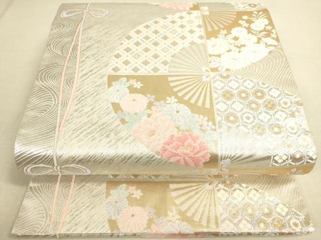 ■■■　サイズ　■■■ 長さ 428cm 幅 31.5cm程 ■■■　商品詳細　■■■ 【正絹】 詳細に関しましては、画像を添付しておりますのでそちらをご確認ください。 大変上質な逸品になります。 お安く出品致しますので、是非この機会にいかがでしょうか？ ■■■　注意事項　■■■ ■モニター発色の具合により色合いが異なる場合がございます。 ■寸法は多少の誤差が生じる場合がございますのでご了承ください。 ■縫込みの長さが左右非対称の場合は短い部分を記載しております。 左右非対称であってもご返品・お値引き等の保証は出来かねますので、ご了承の上ご購入をお願い致します。 ■シミ等のチェックには注意を払っておりますが、見落としがある場合もございますし、個人の見解も様々ですので神経質な方のご購入はお控えください。 ■箪笥に入っておりました着物や帯なので畳みシワや匂いがあるものもございます。 ■お休みは基本的に土日祝となりますが、その他臨時でお休みする場合がございますのでご了承ください。 ■商品の発送は平日のみの発送となります。 ■夜間と土曜、日曜日はお問い合わせの回答が遅れる場合がございます。 ■当店では、お直し、紋入れ、お手入れ等は承っておりません。 ■生地の状態（ヤケ、経年劣化等）によってはサイズ直しが出来ない場合がございます。 その点もどうかご了承のうえ、ご購入をお願いいたします。 ■弊社で取り扱う商品は一点ものにつき、時期や在庫状況に応じて金額が変更となる場合がございます。 ■検針は行っておりません。予めご了承いただきますようお願いいたします。 ■【洗える着物】と記載のある商品におきましては、商品お届け後に洗濯を行ってしまってからのご返品にはご対応しかねます。 念の為、専門店でのお手入れをお願いいたします。 ■着物のサイズ目安は下記を参考ください↓ ＜女性着物＞　お端折り次第で＋5cm　−1cmが着用可能サイズ 　例）身丈170cmの場合、身長160cm〜175cm ＜男性着物＞　身丈＋約25cm〜27cm程が適応身長 　例）身丈155cmの場合、身長180〜182cm