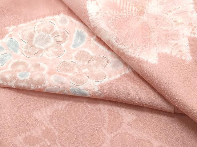 ■■■　サイズ　■■■ 身丈 158.5cm（肩から） 裄丈 66cm 袖丈 47cm　縫込み 4cm 袖幅 33cm 前幅 23cm 後幅 29cm 着物縫いこみ 内揚げ 5cm 裄 お袖側 約2cm　身頃側 約2cm ■■■　商品詳細　■■■ 【正絹】 状態は接写画像のように表地所々・衿裏に薄い汚れがございます。 大変上質な逸品になりますのでぜひお手入れをされてお召しになられてはいかがでしょうか。 お安く出品致しますので、是非この機会にいかがでしょうか？ ■■■　注意事項　■■■ ■モニター発色の具合により色合いが異なる場合がございます。 ■寸法は多少の誤差が生じる場合がございますのでご了承ください。 ■縫込みの長さが左右非対称の場合は短い部分を記載しております。 左右非対称であってもご返品・お値引き等の保証は出来かねますので、ご了承の上ご購入をお願い致します。 ■シミ等のチェックには注意を払っておりますが、見落としがある場合もございますし、個人の見解も様々ですので神経質な方のご購入はお控えください。 ■箪笥に入っておりました着物や帯なので畳みシワや匂いがあるものもございます。 ■お休みは基本的に土日祝となりますが、その他臨時でお休みする場合がございますのでご了承ください。 ■商品の発送は平日のみの発送となります。 ■夜間と土曜、日曜日はお問い合わせの回答が遅れる場合がございます。 ■当店では、お直し、紋入れ、お手入れ等は承っておりません。 ■生地の状態（ヤケ、経年劣化等）によってはサイズ直しが出来ない場合がございます。 その点もどうかご了承のうえ、ご購入をお願いいたします。 ■弊社で取り扱う商品は一点ものにつき、時期や在庫状況に応じて金額が変更となる場合がございます。 ■検針は行っておりません。予めご了承いただきますようお願いいたします。 ■【洗える着物】と記載のある商品におきましては、商品お届け後に洗濯を行ってしまってからのご返品にはご対応しかねます。 念の為、専門店でのお手入れをお願いいたします。 ■着物のサイズ目安は下記を参考ください↓ ＜女性着物＞　お端折り次第で＋5cm　−1cmが着用可能サイズ 　例）身丈170cmの場合、身長160cm〜175cm ＜男性着物＞　身丈＋約25cm〜27cm程が適応身長 　例）身丈155cmの場合、身長180〜182cm