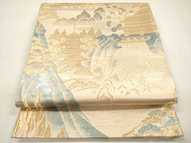 ■■■　サイズ　■■■ 長さ 436cm 幅 31cm程 ■■■　商品詳細　■■■ 【正絹】 状態は接写画像のように 柄止まり・裏地に締め跡の薄い汚れがございますが その他表地は特に目立ったシミ汚れなどもなく大変良い状態です。 着用時には見えない部分になるかと思いますのであまり気にならずお召になれるかと思います。 大変上質な逸品になります。 お安く出品致しますので、是非この機会にいかがでしょうか？ ■■■　注意事項　■■■ ■モニター発色の具合により色合いが異なる場合がございます。 ■寸法は多少の誤差が生じる場合がございますのでご了承ください。 ■縫込みの長さが左右非対称の場合は短い部分を記載しております。 左右非対称であってもご返品・お値引き等の保証は出来かねますので、ご了承の上ご購入をお願い致します。 ■シミ等のチェックには注意を払っておりますが、見落としがある場合もございますし、個人の見解も様々ですので神経質な方のご購入はお控えください。 ■箪笥に入っておりました着物や帯なので畳みシワや匂いがあるものもございます。 ■お休みは基本的に土日祝となりますが、その他臨時でお休みする場合がございますのでご了承ください。 ■商品の発送は平日のみの発送となります。 ■夜間と土曜、日曜日はお問い合わせの回答が遅れる場合がございます。 ■当店では、お直し、紋入れ、お手入れ等は承っておりません。 ■生地の状態（ヤケ、経年劣化等）によってはサイズ直しが出来ない場合がございます。 その点もどうかご了承のうえ、ご購入をお願いいたします。 ■弊社で取り扱う商品は一点ものにつき、時期や在庫状況に応じて金額が変更となる場合がございます。 ■検針は行っておりません。予めご了承いただきますようお願いいたします。 ■【洗える着物】と記載のある商品におきましては、商品お届け後に洗濯を行ってしまってからのご返品にはご対応しかねます。 念の為、専門店でのお手入れをお願いいたします。 ■写真に写っている物が全てになります。それ以外の付属品はございませんのでご了承ください。 ■状態に関する写真につきましては、掲載可能な写真枚数に限りがあるため、各箇所につき1枚参考画像を掲載しております。 ■着物のサイズ目安は下記を参考ください↓ ＜女性着物＞　お端折り次第で＋5cm　−1cmが着用可能サイズ 　例）身丈170cmの場合、身長160cm〜175cm ＜男性着物＞　身丈＋約25cm〜27cm程が適応身長 　例）身丈155cmの場合、身長180〜182cm