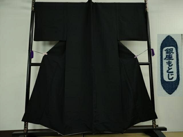 ■■■　サイズ　■■■ 身丈 153cm（肩から） 裄丈 76cm 袖丈 51cm 袖幅 39.5cm 前幅 31cm 後幅 35cm 着物縫いこみ 内揚げ 5.5cm 裄 お袖側 約 1.5cm　身頃側 約 0cm ■■■　商品詳細　■■■ 【正絹・紋無し・胴裏:絹鼠色】 状態は特に目立ったシミ汚れなどもなく大変良い状態です。 大変上質な極上の逸品になります。 お安く出品致しますので、是非この機会にいかがでしょうか？ ■■■　注意事項　■■■ ■モニター発色の具合により色合いが異なる場合がございます。 ■寸法は多少の誤差が生じる場合がございますのでご了承ください。 ■縫込みの長さが左右非対称の場合は短い部分を記載しております。 左右非対称であってもご返品・お値引き等の保証は出来かねますので、ご了承の上ご購入をお願い致します。 ■シミ等のチェックには注意を払っておりますが、見落としがある場合もございますし、個人の見解も様々ですので神経質な方のご購入はお控えください。 ■箪笥に入っておりました着物や帯なので畳みシワや匂いがあるものもございます。 ■お休みは基本的に土日祝となりますが、その他臨時でお休みする場合がございますのでご了承ください。 ■商品の発送は平日のみの発送となります。 ■夜間と土曜、日曜日はお問い合わせの回答が遅れる場合がございます。 ■当店では、お直し、紋入れ、お手入れ等は承っておりません。 ■生地の状態（ヤケ、経年劣化等）によってはサイズ直しが出来ない場合がございます。 その点もどうかご了承のうえ、ご購入をお願いいたします。 ■弊社で取り扱う商品は一点ものにつき、時期や在庫状況に応じて金額が変更となる場合がございます。 ■検針は行っておりません。予めご了承いただきますようお願いいたします。 ■【洗える着物】と記載のある商品におきましては、商品お届け後に洗濯を行ってしまってからのご返品にはご対応しかねます。 念の為、専門店でのお手入れをお願いいたします。 ■写真に写っている物が全てになります。 それ以外の付属品はございませんのでご了承ください。 ■状態に関する写真につきましては、掲載可能な写真枚数に限りがあるため、 各箇所につき1枚参考画像を掲載しております。 ■着物のサイズ目安は下記を参考ください↓ ＜女性着物＞　お端折り次第で＋5cm　−10cmが着用可能サイズ 　例）身丈170cmの場合、身長160cm〜175cm ＜男性着物＞　身丈＋約25cm〜27cm程が適応身長 　例）身丈155cmの場合、身長180cm〜182cm