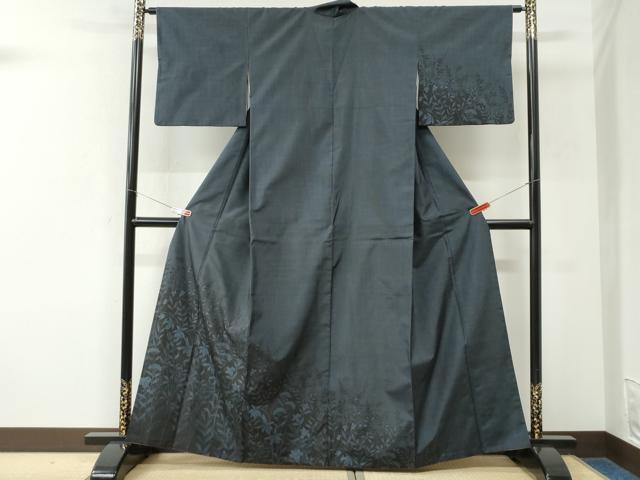 ■■■　サイズ　■■■ 身丈 163cm（肩から） 裄丈 63.5cm 袖丈 44cm　縫込み 6cm 袖幅 32cm 前幅 24cm 後幅 29cm 着物縫いこみ 内揚げ 4cm 裄 お袖側 約4cm　身頃側 約4.5cm ■■■　商品詳細　■■■ 【正絹】 状態は特に目立ったシミ汚れなどもなく大変良い状態です。 大変上質な逸品になります。 お安く出品致しますので、是非この機会にいかがでしょうか？ ■■■　注意事項　■■■ ■モニター発色の具合により色合いが異なる場合がございます。 ■寸法は多少の誤差が生じる場合がございますのでご了承ください。 ■縫込みの長さが左右非対称の場合は短い部分を記載しております。 左右非対称であってもご返品・お値引き等の保証は出来かねますので、ご了承の上ご購入をお願い致します。 ■シミ等のチェックには注意を払っておりますが、見落としがある場合もございますし、個人の見解も様々ですので神経質な方のご購入はお控えください。 ■箪笥に入っておりました着物や帯なので畳みシワや匂いがあるものもございます。 ■お休みは基本的に土日祝となりますが、その他臨時でお休みする場合がございますのでご了承ください。 ■商品の発送は平日のみの発送となります。 ■夜間と土曜、日曜日はお問い合わせの回答が遅れる場合がございます。 ■当店では、お直し、紋入れ、お手入れ等は承っておりません。 ■生地の状態（ヤケ、経年劣化等）によってはサイズ直しが出来ない場合がございます。 その点もどうかご了承のうえ、ご購入をお願いいたします。 ■弊社で取り扱う商品は一点ものにつき、時期や在庫状況に応じて金額が変更となる場合がございます。 ■検針は行っておりません。予めご了承いただきますようお願いいたします。 ■【洗える着物】と記載のある商品におきましては、商品お届け後に洗濯を行ってしまってからのご返品にはご対応しかねます。 念の為、専門店でのお手入れをお願いいたします。 ■写真に写っている物が全てになります。それ以外の付属品はございませんのでご了承ください。 ■状態に関する写真につきましては、掲載可能な写真枚数に限りがあるため、各箇所につき1枚参考画像を掲載しております。 ■着物のサイズ目安は下記を参考ください↓ ＜女性着物＞　お端折り次第で＋5cm　−1cmが着用可能サイズ 　例）身丈170cmの場合、身長160cm〜175cm ＜男性着物＞　身丈＋約25cm〜27cm程が適応身長 　例）身丈155cmの場合、身長180〜182cm
