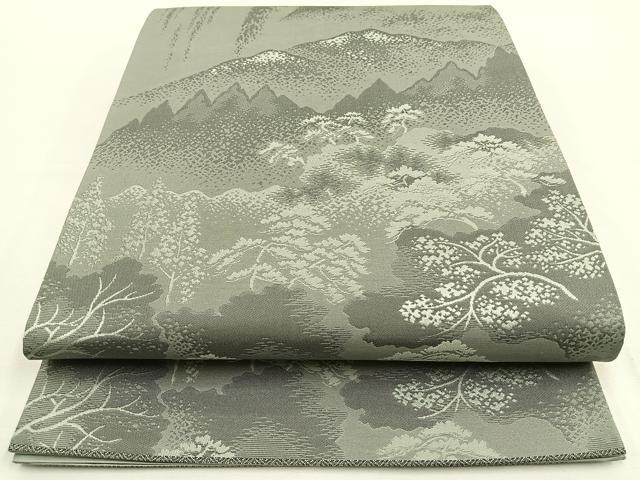 ■■■　サイズ　■■■ 長さ 440cm 幅 30.5cm程 ■■■　商品詳細　■■■ 【正絹・芯なし・関西仕立て】 詳細に関しましては、画像をご確認ください。 大変上質な逸品になります。 お安く出品致しますので、是非この機会にいかがでしょうか？ ■■■　注意事項　■■■ ■モニター発色の具合により色合いが異なる場合がございます。 ■寸法は多少の誤差が生じる場合がございますのでご了承ください。 ■縫込みの長さが左右非対称の場合は短い部分を記載しております。 左右非対称であってもご返品・お値引き等の保証は出来かねますので、ご了承の上ご購入をお願い致します。 ■シミ等のチェックには注意を払っておりますが、見落としがある場合もございますし、個人の見解も様々ですので神経質な方のご購入はお控えください。 ■箪笥に入っておりました着物や帯なので畳みシワや匂いがあるものもございます。 ■お休みは基本的に土日祝となりますが、その他臨時でお休みする場合がございますのでご了承ください。 ■商品の発送は平日のみの発送となります。 ■夜間と土曜、日曜日はお問い合わせの回答が遅れる場合がございます。 ■当店では、お直し、紋入れ、お手入れ等は承っておりません。 ■生地の状態（ヤケ、経年劣化等）によってはサイズ直しが出来ない場合がございます。 その点もどうかご了承のうえ、ご購入をお願いいたします。 ■弊社で取り扱う商品は一点ものにつき、時期や在庫状況に応じて金額が変更となる場合がございます。 ■検針は行っておりません。予めご了承いただきますようお願いいたします。 ■【洗える着物】と記載のある商品におきましては、商品お届け後に洗濯を行ってしまってからのご返品にはご対応しかねます。 念の為、専門店でのお手入れをお願いいたします。 ■着物のサイズ目安は下記を参考ください↓ ＜女性着物＞　お端折り次第で＋5cm　−1cmが着用可能サイズ 　例）身丈170cmの場合、身長160cm〜175cm ＜男性着物＞　身丈＋約25cm〜27cm程が適応身長 　例）身丈155cmの場合、身長180〜182cm
