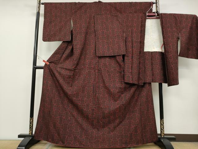 ■■■　サイズ　■■■ 【着物】 身丈 165cm（肩から） 裄丈 64cm 袖丈 49cm　縫込み 4cm 袖幅 32cm 前幅 22.5cm 後幅 29.5cm 着物縫いこみ 内揚げ 0cm 裄 お袖側 約3cm　身頃側 約3cm 【羽織】 身丈 79.5cm（肩から） 裄丈 65cm 袖丈 49cm　縫込み 3cm 袖幅 33cm 前幅 17cm 後幅 19cm 裄 お袖側 約3cm　身頃側 約2cm ■■■　商品詳細　■■■ 【正絹・バチ衿】 着物の状態は接写画像のように表地所々・胴裏に薄い汚れがございます。 羽織の状態は接写画像のように表地所々・裏地に薄い汚れがございます。 秋名バラ柄の「バラ」は琉球語でザルを意味します。 東シナ海に面した「秋名」地区で琉球服属時代に生活用具の竹で編んだ 「サンバラ」と呼ばれるザルをモチーフにして作られていったものがこの柄です。 車輪梅と泥で染めた黒い地糸と絣糸を使用し、 黒のザルの格子柄に十文字を交差させた模様を中心としています。 全体的に黒を基調に落ち着いた雰囲気が特徴で、 近づいた時に見える格子柄の中の十字がアクセントとなり、 味わいのある深みと上品な華やかさを演出しています。 この柄も百年以上続く代表的な柄で、 長羽織や塵よけコートとしても、今でもとても人気があります。 大変上質な逸品になりますのでぜひお手入れをされてお召しになられてはいかがでしょうか。 お安く出品致しますので、是非この機会にいかがでしょうか？ ■■■　注意事項　■■■ ■モニター発色の具合により色合いが異なる場合がございます。 ■寸法は多少の誤差が生じる場合がございますのでご了承ください。 ■縫込みの長さが左右非対称の場合は短い部分を記載しております。 左右非対称であってもご返品・お値引き等の保証は出来かねますので、ご了承の上ご購入をお願い致します。 ■シミ等のチェックには注意を払っておりますが、見落としがある場合もございますし、個人の見解も様々ですので神経質な方のご購入はお控えください。 ■箪笥に入っておりました着物や帯なので畳みシワや匂いがあるものもございます。 ■お休みは基本的に土日祝となりますが、その他臨時でお休みする場合がございますのでご了承ください。 ■商品の発送は平日のみの発送となります。 ■夜間と土曜、日曜日はお問い合わせの回答が遅れる場合がございます。 ■当店では、お直し、紋入れ、お手入れ等は承っておりません。 ■生地の状態（ヤケ、経年劣化等）によってはサイズ直しが出来ない場合がございます。 その点もどうかご了承のうえ、ご購入をお願いいたします。 ■弊社で取り扱う商品は一点ものにつき、時期や在庫状況に応じて金額が変更となる場合がございます。 ■検針は行っておりません。予めご了承いただきますようお願いいたします。 ■【洗える着物】と記載のある商品におきましては、商品お届け後に洗濯を行ってしまってからのご返品にはご対応しかねます。 念の為、専門店でのお手入れをお願いいたします。 ■着物のサイズ目安は下記を参考ください↓ ＜女性着物＞　お端折り次第で＋5?　−10?が着用可能サイズ 　例）身丈170?の場合、身長160?〜175? ＜男性着物＞　身丈＋約25?〜27?程が適応身長 　例）身丈155?の場合、身長180〜182?