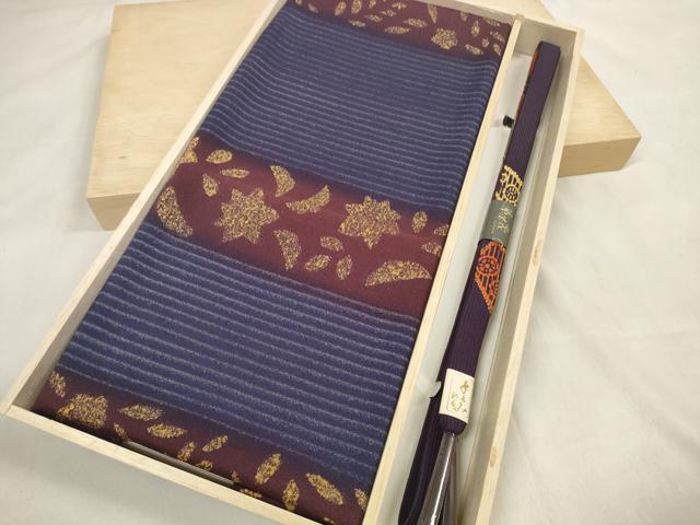 ■■■　商品詳細　■■■ サイズ 約156cm 【未使用】 状態は特に目立ったシミ汚れなどもなく大変良い状態です。 大変上質な逸品になります。 お安く出品致しますので、是非この機会にいかがでしょうか？ ■■■　注意事項　■■■ ■モニター発色の具合により色合いが異なる場合がございます。 ■寸法は多少の誤差が生じる場合がございますのでご了承ください。 ■縫込みの長さが左右非対称の場合は短い部分を記載しております。 左右非対称であってもご返品・お値引き等の保証は出来かねますので、ご了承の上ご購入をお願い致します。 ■シミ等のチェックには注意を払っておりますが、見落としがある場合もございますし、個人の見解も様々ですので神経質な方のご購入はお控えください。 ■箪笥に入っておりました着物や帯なので畳みシワや匂いがあるものもございます。 ■お休みは基本的に土日祝となりますが、その他臨時でお休みする場合がございますのでご了承ください。 ■商品の発送は平日のみの発送となります。 ■夜間と土曜、日曜日はお問い合わせの回答が遅れる場合がございます。 ■当店では、お直し、紋入れ、お手入れ等は承っておりません。 ■生地の状態（ヤケ、経年劣化等）によってはサイズ直しが出来ない場合がございます。 その点もどうかご了承のうえ、ご購入をお願いいたします。 ■弊社で取り扱う商品は一点ものにつき、時期や在庫状況に応じて金額が変更となる場合がございます。 ■検針は行っておりません。予めご了承いただきますようお願いいたします。 ■【洗える着物】と記載のある商品におきましては、商品お届け後に洗濯を行ってしまってからのご返品にはご対応しかねます。 念の為、専門店でのお手入れをお願いいたします。 ■着物のサイズ目安は下記を参考ください↓ ＜女性着物＞　お端折り次第で＋5cm　−1cmが着用可能サイズ 　例）身丈170cmの場合、身長160cm〜175cm ＜男性着物＞　身丈＋約25cm〜27cm程が適応身長 　例）身丈155cmの場合、身長180〜182cm