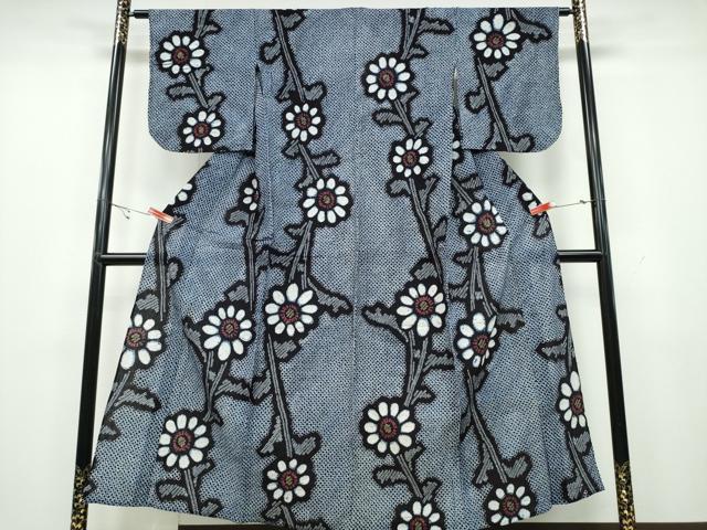 ■■■　サイズ　■■■ 身丈 154cm（肩から） 裄丈 67.5cm 袖丈 49cm　縫込み 2cm 袖幅 34.5cm 前幅 26.5cm 後幅 31cm 着物縫いこみ 内揚げ 0cm 裄 お袖側 約0cm　身頃側 約0cm ■■■　商品詳細　■■■ 【綿】 状態は接写画像のように衽・上前・後身頃・右袖・肩当てに薄いシミがございますが その他特に目立ったシミ汚れなどもなく大変良い状態です。 人気の高い“有松鳴海絞り”の浴衣でございます。 “鳴海絞り”ならではの表情を生み出す立体感と 淡いぼかしで息を吹き込まれ、 今にも動き出しそうな迫力を放っております。 夏祭りや花火大会、これから増えるイベントに連れ立って、 より夏をお楽しみ下さいませ。 大変上質な逸品になります。 お安く出品致しますので、是非この機会にいかがでしょうか？ ■■■　注意事項　■■■ ■モニター発色の具合により色合いが異なる場合がございます。 ■寸法は多少の誤差が生じる場合がございますのでご了承ください。 ■縫込みの長さが左右非対称の場合は短い部分を記載しております。 左右非対称であってもご返品・お値引き等の保証は出来かねますので、ご了承の上ご購入をお願い致します。 ■シミ等のチェックには注意を払っておりますが、見落としがある場合もございますし、個人の見解も様々ですので神経質な方のご購入はお控えください。 ■箪笥に入っておりました着物や帯なので畳みシワや匂いがあるものもございます。 ■お休みは基本的に土日祝となりますが、その他臨時でお休みする場合がございますのでご了承ください。 ■商品の発送は平日のみの発送となります。 ■夜間と土曜、日曜日はお問い合わせの回答が遅れる場合がございます。 ■当店では、お直し、紋入れ、お手入れ等は承っておりません。 ■生地の状態（ヤケ、経年劣化等）によってはサイズ直しが出来ない場合がございます。 その点もどうかご了承のうえ、ご購入をお願いいたします。 ■弊社で取り扱う商品は一点ものにつき、時期や在庫状況に応じて金額が変更となる場合がございます。 ■検針は行っておりません。予めご了承いただきますようお願いいたします。 ■【洗える着物】と記載のある商品におきましては、商品お届け後に洗濯を行ってしまってからのご返品にはご対応しかねます。 念の為、専門店でのお手入れをお願いいたします。 ■着物のサイズ目安は下記を参考ください↓ ＜女性着物＞　お端折り次第で＋5?　−10?が着用可能サイズ 　例）身丈170?の場合、身長160?〜175? ＜男性着物＞　身丈＋約25?〜27?程が適応身長 　例）身丈155?の場合、身長180〜182?