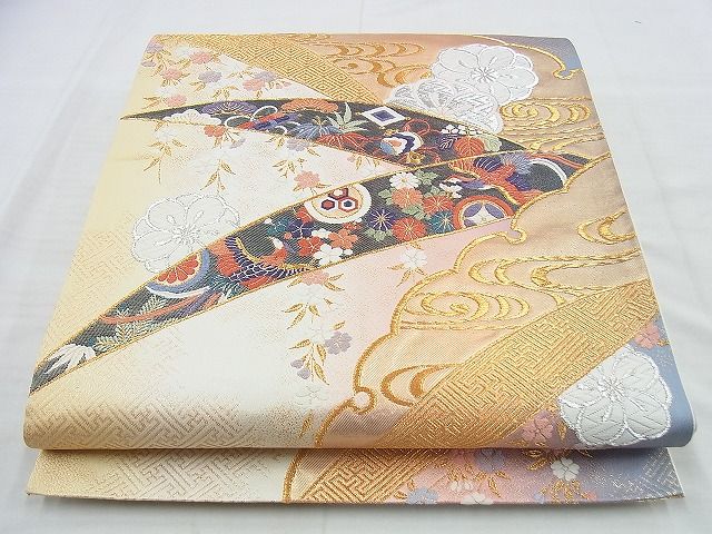 ■■■　サイズ　■■■ 長さ 424cm 幅 31cm程 ■■■　商品詳細　■■■ 【正絹・芯なし】 詳細に関しましては、画像をご確認ください。 大変上質な逸品になります。 お安く出品致しますので、是非この機会にいかがでしょうか？※西陣シールの剥がし跡がございます。 ※汚れ等に関しましては、着用時には見えない部分になるかと思いますのであまり気にならずお召になれるかと思います。 ※たれ先未かがりですが着用には問題ありません。 ■■■　注意事項　■■■ ■モニター発色の具合により色合いが異なる場合がございます。 ■寸法は多少の誤差が生じる場合がございますのでご了承ください。 ■縫込みの長さが左右非対称の場合は短い部分を記載しております。 左右非対称であってもご返品・お値引き等の保証は出来かねますので、ご了承の上ご購入をお願い致します。 ■シミ等のチェックには注意を払っておりますが、見落としがある場合もございますし、個人の見解も様々ですので神経質な方のご購入はお控えください。 ■箪笥に入っておりました着物や帯なので畳みシワや匂いがあるものもございます。 ■お休みは基本的に土日祝となりますが、その他臨時でお休みする場合がございますのでご了承ください。 ■商品の発送は平日のみの発送となります。 ■夜間と土曜、日曜日はお問い合わせの回答が遅れる場合がございます。 ■当店では、お直し、紋入れ、お手入れ等は承っておりません。 ■生地の状態（ヤケ、経年劣化等）によってはサイズ直しが出来ない場合がございます。 その点もどうかご了承のうえ、ご購入をお願いいたします。 ■弊社で取り扱う商品は一点ものにつき、時期や在庫状況に応じて金額が変更となる場合がございます。 ■検針は行っておりません。予めご了承いただきますようお願いいたします。 ■【洗える着物】と記載のある商品におきましては、商品お届け後に洗濯を行ってしまってからのご返品にはご対応しかねます。 念の為、専門店でのお手入れをお願いいたします。 ■着物のサイズ目安は下記を参考ください↓ ＜女性着物＞　お端折り次第で＋5cm　−1cmが着用可能サイズ 　例）身丈170cmの場合、身長160cm〜175cm ＜男性着物＞　身丈＋約25cm〜27cm程が適応身長 　例）身丈155cmの場合、身長180〜182cm