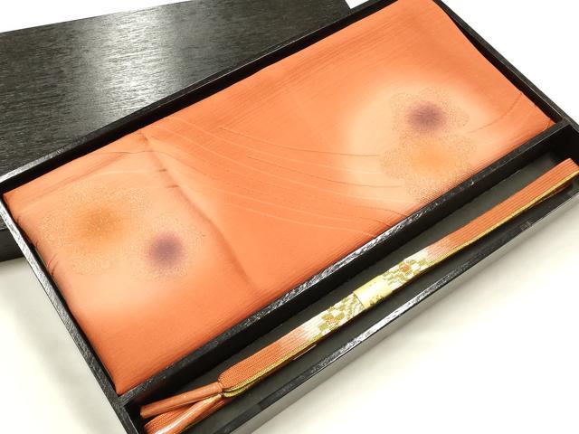 ■■■　商品詳細　■■■ 【未使用】 状態は参考画像のように点汚れがございます。 大変上質な逸品になります。 お安く出品致しますので、是非この機会にいかがでしょうか？ ■■■　注意事項　■■■ ■モニター発色の具合により色合いが異なる場合がございます。 ■寸法は多少の誤差が生じる場合がございますのでご了承ください。 ■縫込みの長さが左右非対称の場合は短い部分を記載しております。 左右非対称であってもご返品・お値引き等の保証は出来かねますので、ご了承の上ご購入をお願い致します。 ■シミ等のチェックには注意を払っておりますが、見落としがある場合もございますし、個人の見解も様々ですので神経質な方のご購入はお控えください。 ■箪笥に入っておりました着物や帯なので畳みシワや匂いがあるものもございます。 ■お休みは基本的に土日祝となりますが、その他臨時でお休みする場合がございますのでご了承ください。 ■商品の発送は平日のみの発送となります。 ■夜間と土曜、日曜日はお問い合わせの回答が遅れる場合がございます。 ■当店では、お直し、紋入れ、お手入れ等は承っておりません。 ■生地の状態（ヤケ、経年劣化等）によってはサイズ直しが出来ない場合がございます。 その点もどうかご了承のうえ、ご購入をお願いいたします。 ■弊社で取り扱う商品は一点ものにつき、時期や在庫状況に応じて金額が変更となる場合がございます。 ■検針は行っておりません。予めご了承いただきますようお願いいたします。 ■【洗える着物】と記載のある商品におきましては、商品お届け後に洗濯を行ってしまってからのご返品にはご対応しかねます。 念の為、専門店でのお手入れをお願いいたします。 ■写真に写っている物が全てになります。それ以外の付属品はございませんのでご了承ください。 ■状態に関する写真につきましては、掲載可能な写真枚数に限りがあるため、各箇所につき1枚参考画像を掲載しております。 ■着物のサイズ目安は下記を参考ください↓ ＜女性着物＞　お端折り次第で＋5cm　－1cmが着用可能サイズ 　例）身丈170cmの場合、身長160cm～175cm ＜男性着物＞　身丈＋約25cm～27cm程が適応身長 　例）身丈155cmの場合、身長180～182cm