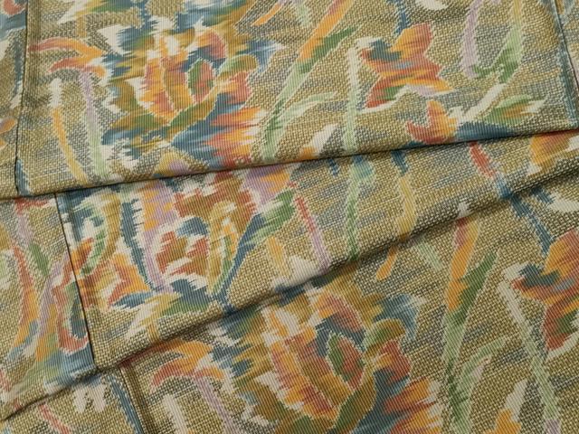 ■■■　サイズ　■■■ 身丈 154cm（肩から） 裄丈 62.5cm 袖丈 47cm　縫込み 2cm 袖幅 32cm 前幅 22.5cm 後幅 28.5cm 着物縫いこみ 内揚げ 0cm 裄 お袖側 約3cm　身頃側 約4cm ■■■　商品詳細　■■■ 【正絹・未使用】 状態は接写画像のように胴裏・衿裏にホックシミ・薄い汚れがございますが その他表地は特に目立ったシミ汚れなどもなく大変良い状態です。 大変上質な逸品になります。 お安く出品致しますので、是非この機会にいかがでしょうか？ ■■■　注意事項　■■■ ■モニター発色の具合により色合いが異なる場合がございます。 ■寸法は多少の誤差が生じる場合がございますのでご了承ください。 ■縫込みの長さが左右非対称の場合は短い部分を記載しております。 左右非対称であってもご返品・お値引き等の保証は出来かねますので、ご了承の上ご購入をお願い致します。 ■シミ等のチェックには注意を払っておりますが、見落としがある場合もございますし、個人の見解も様々ですので神経質な方のご購入はお控えください。 ■箪笥に入っておりました着物や帯なので畳みシワや匂いがあるものもございます。 ■お休みは基本的に土日祝となりますが、その他臨時でお休みする場合がございますのでご了承ください。 ■商品の発送は平日のみの発送となります。 ■夜間と土曜、日曜日はお問い合わせの回答が遅れる場合がございます。 ■当店では、お直し、紋入れ、お手入れ等は承っておりません。 ■生地の状態（ヤケ、経年劣化等）によってはサイズ直しが出来ない場合がございます。 その点もどうかご了承のうえ、ご購入をお願いいたします。 ■弊社で取り扱う商品は一点ものにつき、時期や在庫状況に応じて金額が変更となる場合がございます。 ■検針は行っておりません。予めご了承いただきますようお願いいたします。 ■【洗える着物】と記載のある商品におきましては、商品お届け後に洗濯を行ってしまってからのご返品にはご対応しかねます。 念の為、専門店でのお手入れをお願いいたします。 ■着物のサイズ目安は下記を参考ください↓ ＜女性着物＞　お端折り次第で＋5?　−10?が着用可能サイズ 　例）身丈170?の場合、身長160?〜175? ＜男性着物＞　身丈＋約25?〜27?程が適応身長 　例）身丈155?の場合、身長180〜182?