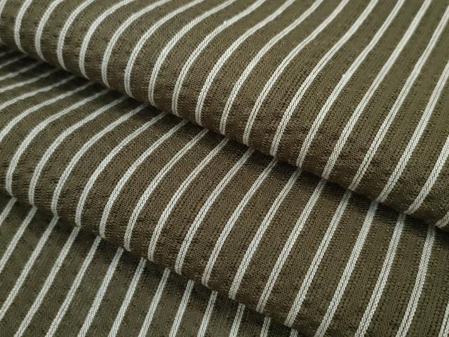 ■■■　サイズ　■■■ 身丈 167cm（肩から） 裄丈 64.5cm 袖丈 48.5cm　縫込み 2cm 袖幅 32.5cm 前幅 25.5cm 後幅 29.5cm 着物縫いこみ 内揚げ 0cm 裄 お袖側 約2cm　身頃側 約2cm ■■■　商品詳細　■■■ 【綿麻】 状態は接写画像のように後身頃・下前・衿に薄いシミがございますが その他特に目立ったシミ汚れなどもなく大変良い状態です。 徳島県の伝統的な綿織物で、 国によって伝統的工芸品に指定されている阿波しじら織。 かつて徳島藩では庶民の絹織物の着用が禁じられており、 綿織物をよりお洒落に楽しみたいという人々の思いから生まれた織物です。 経糸の伸縮性を利用した、独特のしぼのある風合いが 素朴な魅力に満ちていて、なんといっても先染め糸で 織り表された柄が気取らないお洒落さを感じさせます。 また、木綿の肌触りも大変優しくさらさらしており、 吸湿性に優れていますので蒸れずに快適な着物姿を楽しめます。 大変上質な逸品になります。 お安く出品致しますので、是非この機会にいかがでしょうか？ ■■■　注意事項　■■■ ■モニター発色の具合により色合いが異なる場合がございます。 ■寸法は多少の誤差が生じる場合がございますのでご了承ください。 ■縫込みの長さが左右非対称の場合は短い部分を記載しております。 左右非対称であってもご返品・お値引き等の保証は出来かねますので、ご了承の上ご購入をお願い致します。 ■シミ等のチェックには注意を払っておりますが、見落としがある場合もございますし、個人の見解も様々ですので神経質な方のご購入はお控えください。 ■箪笥に入っておりました着物や帯なので畳みシワや匂いがあるものもございます。 ■お休みは基本的に土日祝となりますが、その他臨時でお休みする場合がございますのでご了承ください。 ■商品の発送は平日のみの発送となります。 ■夜間と土曜、日曜日はお問い合わせの回答が遅れる場合がございます。 ■当店では、お直し、紋入れ、お手入れ等は承っておりません。 ■生地の状態（ヤケ、経年劣化等）によってはサイズ直しが出来ない場合がございます。 その点もどうかご了承のうえ、ご購入をお願いいたします。 ■弊社で取り扱う商品は一点ものにつき、時期や在庫状況に応じて金額が変更となる場合がございます。 ■検針は行っておりません。予めご了承いただきますようお願いいたします。 ■【洗える着物】と記載のある商品におきましては、商品お届け後に洗濯を行ってしまってからのご返品にはご対応しかねます。 念の為、専門店でのお手入れをお願いいたします。 ■着物のサイズ目安は下記を参考ください↓ ＜女性着物＞　お端折り次第で＋5?　−10?が着用可能サイズ 　例）身丈170?の場合、身長160?〜175? ＜男性着物＞　身丈＋約25?〜27?程が適応身長 　例）身丈155?の場合、身長180〜182?