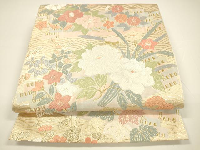 ■■■　サイズ　■■■ 長さ 426cm 幅 30.5cm程 ■■■　商品詳細　■■■ 【正絹】 状態は接写画像のように 裏地に薄い汚れがございますが その他表地は特に目立ったシミ汚れなどもなく大変良い状態です。 着用時には見えない部分になるかと思いますので あまり気にならずお召になれるかと思います。 大変上質な逸品になります。 お安く出品致しますので、是非この機会にいかがでしょうか？ ■■■　注意事項　■■■ ■モニター発色の具合により色合いが異なる場合がございます。 ■寸法は多少の誤差が生じる場合がございますのでご了承ください。 ■縫込みの長さが左右非対称の場合は短い部分を記載しております。 左右非対称であってもご返品・お値引き等の保証は出来かねますので、ご了承の上ご購入をお願い致します。 ■シミ等のチェックには注意を払っておりますが、見落としがある場合もございますし、個人の見解も様々ですので神経質な方のご購入はお控えください。 ■箪笥に入っておりました着物や帯なので畳みシワや匂いがあるものもございます。 ■お休みは基本的に土日祝となりますが、その他臨時でお休みする場合がございますのでご了承ください。 ■商品の発送は平日のみの発送となります。 ■夜間と土曜、日曜日はお問い合わせの回答が遅れる場合がございます。 ■当店では、お直し、紋入れ、お手入れ等は承っておりません。 ■生地の状態（ヤケ、経年劣化等）によってはサイズ直しが出来ない場合がございます。 その点もどうかご了承のうえ、ご購入をお願いいたします。 ■弊社で取り扱う商品は一点ものにつき、時期や在庫状況に応じて金額が変更となる場合がございます。 ■検針は行っておりません。予めご了承いただきますようお願いいたします。 ■【洗える着物】と記載のある商品におきましては、商品お届け後に洗濯を行ってしまってからのご返品にはご対応しかねます。 念の為、専門店でのお手入れをお願いいたします。 ■着物のサイズ目安は下記を参考ください↓ ＜女性着物＞　お端折り次第で＋5cm　−1cmが着用可能サイズ 　例）身丈170cmの場合、身長160cm〜175cm ＜男性着物＞　身丈＋約25cm〜27cm程が適応身長 　例）身丈155cmの場合、身長180〜182cm