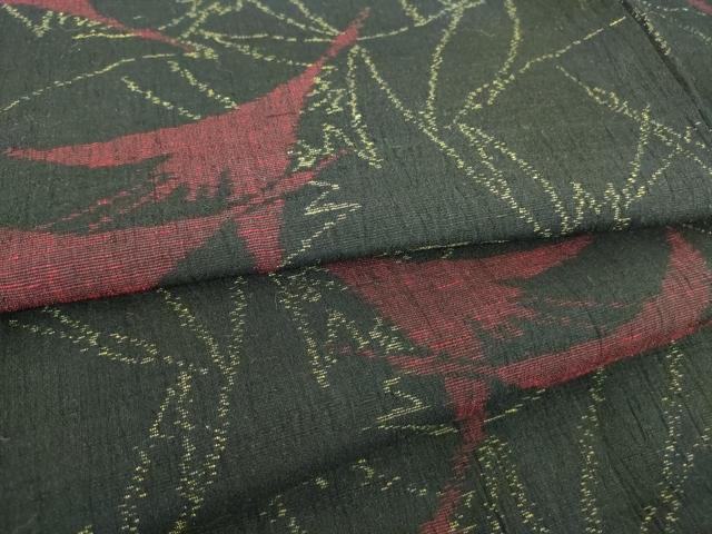 ■■■　サイズ　■■■ 身丈 164cm（肩から） 裄丈 66.5cm 袖丈 53cm　縫込み 2cm 袖幅 34cm 前幅 25cm 後幅 30.5cm 着物縫いこみ 内揚げ 0cm 裄 お袖側 約0cm　身頃側 約1.5cm ■■■　商品詳細　■■■ 【正絹】 状態は特に目立ったシミ汚れなどもなく大変良い状態です。 大変上質な逸品になります。 お安く出品致しますので、是非この機会にいかがでしょうか？ ■■■　注意事項　■■■ ■モニター発色の具合により色合いが異なる場合がございます。 ■寸法は多少の誤差が生じる場合がございますのでご了承ください。 ■縫込みの長さが左右非対称の場合は短い部分を記載しております。 左右非対称であってもご返品・お値引き等の保証は出来かねますので、ご了承の上ご購入をお願い致します。 ■シミ等のチェックには注意を払っておりますが、見落としがある場合もございますし、個人の見解も様々ですので神経質な方のご購入はお控えください。 ■箪笥に入っておりました着物や帯なので畳みシワや匂いがあるものもございます。 ■お休みは基本的に土日祝となりますが、その他臨時でお休みする場合がございますのでご了承ください。 ■商品の発送は平日のみの発送となります。 ■夜間と土曜、日曜日はお問い合わせの回答が遅れる場合がございます。 ■当店では、お直し、紋入れ、お手入れ等は承っておりません。 ■生地の状態（ヤケ、経年劣化等）によってはサイズ直しが出来ない場合がございます。 その点もどうかご了承のうえ、ご購入をお願いいたします。 ■弊社で取り扱う商品は一点ものにつき、時期や在庫状況に応じて金額が変更となる場合がございます。 ■検針は行っておりません。予めご了承いただきますようお願いいたします。 ■【洗える着物】と記載のある商品におきましては、商品お届け後に洗濯を行ってしまってからのご返品にはご対応しかねます。 念の為、専門店でのお手入れをお願いいたします。 ■着物のサイズ目安は下記を参考ください↓ ＜女性着物＞　お端折り次第で＋5?　−10?が着用可能サイズ 　例）身丈170?の場合、身長160?〜175? ＜男性着物＞　身丈＋約25?〜27?程が適応身長 　例）身丈155?の場合、身長180〜182?