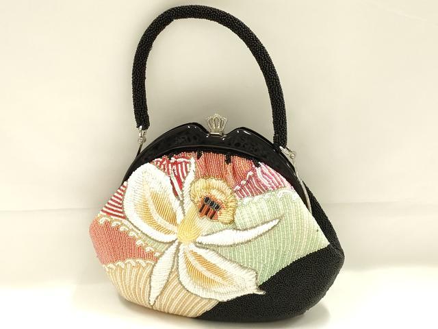 ■■■　サイズ　■■■ 【バッグ】 横　　　24cm 縦　　　19cm　取っ手込み　30cm 奥行き　5cm ■■■　商品詳細　■■■ 状態は参考画像のように所々に薄い汚れ、傷、糸よれがございます。 大変上質な逸品になります。 お安く出品致しますので、是非この機会にいかがでしょうか？ ■■■　注意事項　■■■ ■モニター発色の具合により色合いが異なる場合がございます。 ■寸法は多少の誤差が生じる場合がございますのでご了承ください。 ■縫込みの長さが左右非対称の場合は短い部分を記載しております。 左右非対称であってもご返品・お値引き等の保証は出来かねますので、ご了承の上ご購入をお願い致します。 ■シミ等のチェックには注意を払っておりますが、見落としがある場合もございますし、個人の見解も様々ですので神経質な方のご購入はお控えください。 ■箪笥に入っておりました着物や帯なので畳みシワや匂いがあるものもございます。 ■お休みは基本的に土日祝となりますが、その他臨時でお休みする場合がございますのでご了承ください。 ■商品の発送は平日のみの発送となります。 ■夜間と土曜、日曜日はお問い合わせの回答が遅れる場合がございます。 ■当店では、お直し、紋入れ、お手入れ等は承っておりません。 ■生地の状態（ヤケ、経年劣化等）によってはサイズ直しが出来ない場合がございます。 その点もどうかご了承のうえ、ご購入をお願いいたします。 ■弊社で取り扱う商品は一点ものにつき、時期や在庫状況に応じて金額が変更となる場合がございます。 ■検針は行っておりません。予めご了承いただきますようお願いいたします。 ■【洗える着物】と記載のある商品におきましては、商品お届け後に洗濯を行ってしまってからのご返品にはご対応しかねます。 念の為、専門店でのお手入れをお願いいたします。 ■写真に写っている物が全てになります。それ以外の付属品はございませんのでご了承ください。 ■状態に関する写真につきましては、掲載可能な写真枚数に限りがあるため、各箇所につき1枚参考画像を掲載しております。 ■着物のサイズ目安は下記を参考ください↓ ＜女性着物＞　お端折り次第で＋5cm　−1cmが着用可能サイズ 　例）身丈170cmの場合、身長160cm〜175cm ＜男性着物＞　身丈＋約25cm〜27cm程が適応身長 　例）身丈155cmの場合、身長180〜182cm