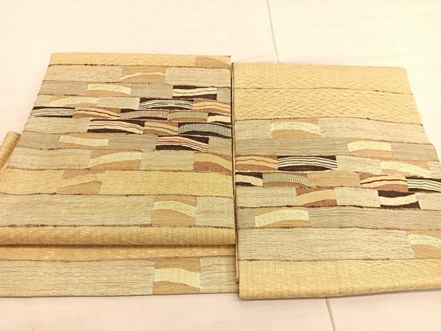 ■■■　サイズ　■■■ 胴回り長さ 164cm 太鼓幅 31.5cm程 ■■■　商品詳細　■■■ 【正絹】 詳細に関しましては、画像をご確認ください。 大変上質な逸品になります。 お安く出品致しますので、是非この機会にいかがでしょうか？ ※こちらはスリーシーズン帯になります。 ■■■　注意事項　■■■ ■モニター発色の具合により色合いが異なる場合がございます。 ■寸法は多少の誤差が生じる場合がございますのでご了承ください。 ■縫込みの長さが左右非対称の場合は短い部分を記載しております。 左右非対称であってもご返品・お値引き等の保証は出来かねますので、ご了承の上ご購入をお願い致します。 ■シミ等のチェックには注意を払っておりますが、見落としがある場合もございますし、個人の見解も様々ですので神経質な方のご購入はお控えください。 ■箪笥に入っておりました着物や帯なので畳みシワや匂いがあるものもございます。 ■お休みは基本的に土日祝となりますが、その他臨時でお休みする場合がございますのでご了承ください。 ■商品の発送は平日のみの発送となります。 ■夜間と土曜、日曜日はお問い合わせの回答が遅れる場合がございます。 ■当店では、お直し、紋入れ、お手入れ等は承っておりません。 ■生地の状態（ヤケ、経年劣化等）によってはサイズ直しが出来ない場合がございます。 その点もどうかご了承のうえ、ご購入をお願いいたします。 ■弊社で取り扱う商品は一点ものにつき、時期や在庫状況に応じて金額が変更となる場合がございます。 ■検針は行っておりません。予めご了承いただきますようお願いいたします。 ■【洗える着物】と記載のある商品におきましては、商品お届け後に洗濯を行ってしまってからのご返品にはご対応しかねます。 念の為、専門店でのお手入れをお願いいたします。 ■着物のサイズ目安は下記を参考ください↓ ＜女性着物＞　お端折り次第で＋5cm　−1cmが着用可能サイズ 　例）身丈170cmの場合、身長160cm〜175cm ＜男性着物＞　身丈＋約25cm〜27cm程が適応身長 　例）身丈155cmの場合、身長180〜182cm