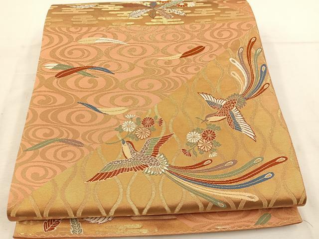 ■■■　サイズ　■■■ 長さ 436cm 幅 31.5cm程 ■■■　商品詳細　■■■ 【正絹・関西仕立て】 詳細に関しましては、画像をご確認ください。 大変上質な逸品になります。 お安く出品致しますので、是非この機会にいかがでしょうか？ ※汚れ等に関しましては、着用時には見えない部分になるかと思いますのであまり気にならずお召になれるかと思います。 ■■■　注意事項　■■■ ■モニター発色の具合により色合いが異なる場合がございます。 ■寸法は多少の誤差が生じる場合がございますのでご了承ください。 ■縫込みの長さが左右非対称の場合は短い部分を記載しております。 左右非対称であってもご返品・お値引き等の保証は出来かねますので、ご了承の上ご購入をお願い致します。 ■シミ等のチェックには注意を払っておりますが、見落としがある場合もございますし、個人の見解も様々ですので神経質な方のご購入はお控えください。 ■箪笥に入っておりました着物や帯なので畳みシワや匂いがあるものもございます。 ■お休みは基本的に土日祝となりますが、その他臨時でお休みする場合がございますのでご了承ください。 ■商品の発送は平日のみの発送となります。 ■夜間と土曜、日曜日はお問い合わせの回答が遅れる場合がございます。 ■当店では、お直し、紋入れ、お手入れ等は承っておりません。 ■生地の状態（ヤケ、経年劣化等）によってはサイズ直しが出来ない場合がございます。 その点もどうかご了承のうえ、ご購入をお願いいたします。 ■弊社で取り扱う商品は一点ものにつき、時期や在庫状況に応じて金額が変更となる場合がございます。 ■検針は行っておりません。予めご了承いただきますようお願いいたします。 ■【洗える着物】と記載のある商品におきましては、商品お届け後に洗濯を行ってしまってからのご返品にはご対応しかねます。 念の為、専門店でのお手入れをお願いいたします。 ■着物のサイズ目安は下記を参考ください↓ ＜女性着物＞　お端折り次第で＋5cm　−1cmが着用可能サイズ 　例）身丈170cmの場合、身長160cm〜175cm ＜男性着物＞　身丈＋約25cm〜27cm程が適応身長 　例）身丈155cmの場合、身長180〜182cm