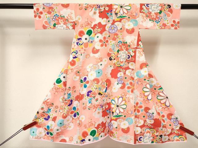 ■■■　サイズ　■■■ 【祝着】 身丈 72.5cm（肩から） 裄丈 37cm（肩上げ　0cm） 袖丈 15cm　縫込み 1cm 袖幅 20.5cm 前幅 15cm 後幅 16.5cm 着物縫いこみ 内揚げ 0cm （腰上げ　0cm） 裄 お袖側 約1.5cm　身頃側 約0cm ■■■　商品詳細　■■■ 着物【正絹】 状態は特に目立ったシミ汚れなどもなく大変良い状態です。 大変上質な逸品になります。 お安く出品致しますので、是非この機会にいかがでしょうか？ ※肩上げと腰上げがされておりません。 ※袖は大名袖になっております。 ■■■　注意事項　■■■ ■モニター発色の具合により色合いが異なる場合がございます。 ■寸法は多少の誤差が生じる場合がございますのでご了承ください。 ■縫込みの長さが左右非対称の場合は短い部分を記載しております。 左右非対称であってもご返品・お値引き等の保証は出来かねますので、ご了承の上ご購入をお願い致します。 ■シミ等のチェックには注意を払っておりますが、見落としがある場合もございますし、個人の見解も様々ですので神経質な方のご購入はお控えください。 ■箪笥に入っておりました着物や帯なので畳みシワや匂いがあるものもございます。 ■お休みは基本的に土日祝となりますが、その他臨時でお休みする場合がございますのでご了承ください。 ■商品の発送は平日のみの発送となります。 ■夜間と土曜、日曜日はお問い合わせの回答が遅れる場合がございます。 ■当店では、お直し、紋入れ、お手入れ等は承っておりません。 ■生地の状態（ヤケ、経年劣化等）によってはサイズ直しが出来ない場合がございます。 その点もどうかご了承のうえ、ご購入をお願いいたします。 ■弊社で取り扱う商品は一点ものにつき、時期や在庫状況に応じて金額が変更となる場合がございます。 ■検針は行っておりません。予めご了承いただきますようお願いいたします。 ■【洗える着物】と記載のある商品におきましては、商品お届け後に洗濯を行ってしまってからのご返品にはご対応しかねます。 念の為、専門店でのお手入れをお願いいたします。 ■着物のサイズ目安は下記を参考ください↓ ＜女性着物＞　お端折り次第で＋5cm　−1cmが着用可能サイズ 　例）身丈170cmの場合、身長160cm〜175cm ＜男性着物＞　身丈＋約25cm〜27cm程が適応身長 　例）身丈155cmの場合、身長180〜182cm