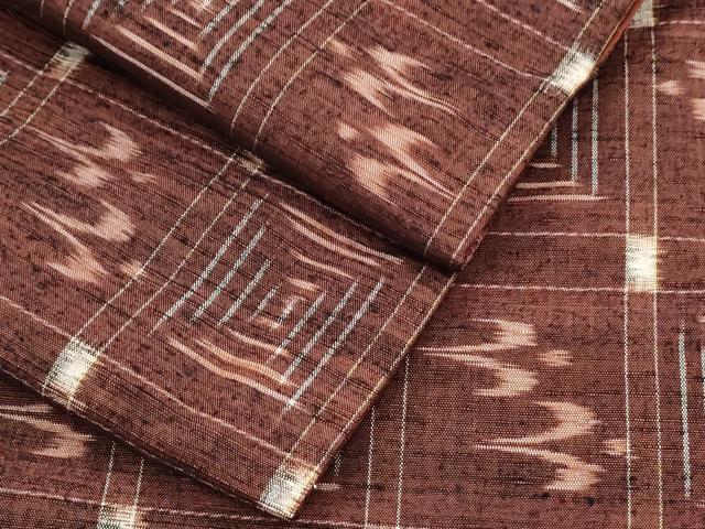 ■■■　サイズ　■■■ 身丈 166cm（肩から） 裄丈 66.5cm 袖丈 47cm　縫込み 4cm 袖幅 34.5cm 前幅 23cm 後幅 28.5cm 着物縫いこみ 内揚げ 0cm 裄 お袖側 約1cm　身頃側 約3cm ■■■　商品詳細　■■■ 【正絹】 状態は特に目立ったシミ汚れなどもなく大変良い状態です。 大変上質な逸品になります。 お安く出品致しますので、是非この機会にいかがでしょうか？ ■■■　注意事項　■■■ ■モニター発色の具合により色合いが異なる場合がございます。 ■寸法は多少の誤差が生じる場合がございますのでご了承ください。 ■縫込みの長さが左右非対称の場合は短い部分を記載しております。 左右非対称であってもご返品・お値引き等の保証は出来かねますので、ご了承の上ご購入をお願い致します。 ■シミ等のチェックには注意を払っておりますが、見落としがある場合もございますし、個人の見解も様々ですので神経質な方のご購入はお控えください。 ■箪笥に入っておりました着物や帯なので畳みシワや匂いがあるものもございます。 ■お休みは基本的に土日祝となりますが、その他臨時でお休みする場合がございますのでご了承ください。 ■商品の発送は平日のみの発送となります。 ■夜間と土曜、日曜日はお問い合わせの回答が遅れる場合がございます。 ■当店では、お直し、紋入れ、お手入れ等は承っておりません。 ■生地の状態（ヤケ、経年劣化等）によってはサイズ直しが出来ない場合がございます。 その点もどうかご了承のうえ、ご購入をお願いいたします。 ■弊社で取り扱う商品は一点ものにつき、時期や在庫状況に応じて金額が変更となる場合がございます。 ■検針は行っておりません。予めご了承いただきますようお願いいたします。 ■【洗える着物】と記載のある商品におきましては、商品お届け後に洗濯を行ってしまってからのご返品にはご対応しかねます。 念の為、専門店でのお手入れをお願いいたします。 ■着物のサイズ目安は下記を参考ください↓ ＜女性着物＞　お端折り次第で＋5cm　−1cmが着用可能サイズ 　例）身丈170cmの場合、身長160cm〜175cm ＜男性着物＞　身丈＋約25cm〜27cm程が適応身長 　例）身丈155cmの場合、身長180〜182cm