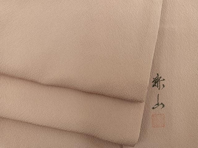 ■■■　サイズ　■■■ 身丈 153cm（肩から） 裄丈 61.5cm 袖丈 47cm　縫込み 2.5cm 袖幅 31cm 前幅 24cm 後幅 28cm 着物縫いこみ 内揚げ 0cm 裄 お袖側 約5.5cm　身頃側 約4cm ■■■　商品詳細　■■■ 【正絹・一つ紋】 状態は画像を添付しておりますので、そちらをご確認下さいますよう宜しくお願い致します。 大変上質な逸品になります。 お安く出品致しますので、是非この機会にいかがでしょうか？ ■■■　注意事項　■■■ ■モニター発色の具合により色合いが異なる場合がございます。 ■寸法は多少の誤差が生じる場合がございますのでご了承ください。 ■縫込みの長さが左右非対称の場合は短い部分を記載しております。 左右非対称であってもご返品・お値引き等の保証は出来かねますので、ご了承の上ご購入をお願い致します。 ■シミ等のチェックには注意を払っておりますが、見落としがある場合もございますし、個人の見解も様々ですので神経質な方のご購入はお控えください。 ■箪笥に入っておりました着物や帯なので畳みシワや匂いがあるものもございます。 ■お休みは基本的に土日祝となりますが、その他臨時でお休みする場合がございますのでご了承ください。 ■商品の発送は平日のみの発送となります。 ■夜間と土曜、日曜日はお問い合わせの回答が遅れる場合がございます。 ■当店では、お直し、紋入れ、お手入れ等は承っておりません。 ■生地の状態（ヤケ、経年劣化等）によってはサイズ直しが出来ない場合がございます。 その点もどうかご了承のうえ、ご購入をお願いいたします。 ■弊社で取り扱う商品は一点ものにつき、時期や在庫状況に応じて金額が変更となる場合がございます。 ■検針は行っておりません。予めご了承いただきますようお願いいたします。 ■【洗える着物】と記載のある商品におきましては、商品お届け後に洗濯を行ってしまってからのご返品にはご対応しかねます。 念の為、専門店でのお手入れをお願いいたします。 ■写真に写っている物が全てになります。それ以外の付属品はございませんのでご了承ください。 ■状態に関する写真につきましては、掲載可能な写真枚数に限りがあるため、各箇所につき1枚参考画像を掲載しております。 ■着物のサイズ目安は下記を参考ください↓ ＜女性着物＞　お端折り次第で＋5cm　－1cmが着用可能サイズ 　例）身丈170cmの場合、身長160cm～175cm ＜男性着物＞　身丈＋約25cm～27cm程が適応身長 　例）身丈155cmの場合、身長180～182cm