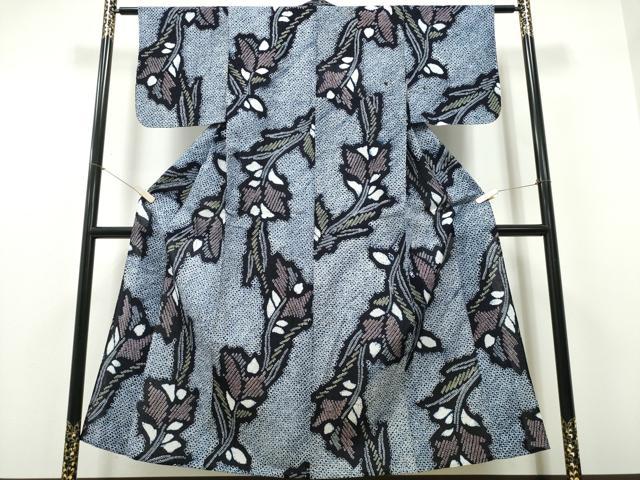 ■■■　サイズ　■■■ 身丈 151.5cm（肩から） 裄丈 62cm 袖丈 45cm　縫込み 3cm 袖幅 32cm 前幅 23.5cm 後幅 31cm 着物縫いこみ 内揚げ 0cm 裄 お袖側 約2cm　身頃側 約2cm ■■■　商品詳細　■■■ 【綿】 状態は接写画像のように表地にヤケ、 後身頃・右袖・下前衿付近・衿・肩当てにシミがございますが その他特に目立ったシミ汚れなどもなく大変良い状態です。 人気の高い“有松鳴海絞り”の浴衣でございます。 “鳴海絞り”ならではの表情を生み出す立体感と 淡いぼかしで息を吹き込まれ、 今にも動き出しそうな迫力を放っております。 夏祭りや花火大会、これから増えるイベントに連れ立って、 より夏をお楽しみ下さいませ。 大変上質な逸品になりますのでぜひお手入れをされてお召しになられてはいかがでしょうか。 お安く出品致しますので、是非この機会にいかがでしょうか？ ■■■　注意事項　■■■ ■モニター発色の具合により色合いが異なる場合がございます。 ■寸法は多少の誤差が生じる場合がございますのでご了承ください。 ■縫込みの長さが左右非対称の場合は短い部分を記載しております。 左右非対称であってもご返品・お値引き等の保証は出来かねますので、ご了承の上ご購入をお願い致します。 ■シミ等のチェックには注意を払っておりますが、見落としがある場合もございますし、個人の見解も様々ですので神経質な方のご購入はお控えください。 ■箪笥に入っておりました着物や帯なので畳みシワや匂いがあるものもございます。 ■お休みは基本的に土日祝となりますが、その他臨時でお休みする場合がございますのでご了承ください。 ■商品の発送は平日のみの発送となります。 ■夜間と土曜、日曜日はお問い合わせの回答が遅れる場合がございます。 ■当店では、お直し、紋入れ、お手入れ等は承っておりません。 ■生地の状態（ヤケ、経年劣化等）によってはサイズ直しが出来ない場合がございます。 その点もどうかご了承のうえ、ご購入をお願いいたします。 ■弊社で取り扱う商品は一点ものにつき、時期や在庫状況に応じて金額が変更となる場合がございます。 ■検針は行っておりません。予めご了承いただきますようお願いいたします。 ■【洗える着物】と記載のある商品におきましては、商品お届け後に洗濯を行ってしまってからのご返品にはご対応しかねます。 念の為、専門店でのお手入れをお願いいたします。 ■写真に写っている物が全てになります。それ以外の付属品はございませんのでご了承ください。 ■状態に関する写真につきましては、掲載可能な写真枚数に限りがあるため、各箇所につき1枚参考画像を掲載しております。 ■着物のサイズ目安は下記を参考ください↓ ＜女性着物＞　お端折り次第で＋5cm　－1cmが着用可能サイズ 　例）身丈170cmの場合、身長160cm～175cm ＜男性着物＞　身丈＋約25cm～27cm程が適応身長 　例）身丈155cmの場合、身長180～182cm