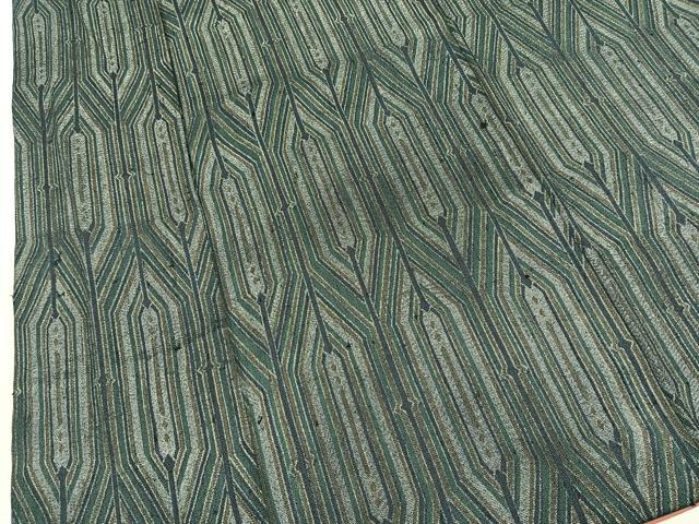 ■■■　サイズ　■■■ 身丈 151cm（肩から） 裄丈 63cm 袖丈 45cm　縫込み 8cm 袖幅 32cm 前幅 23.5cm 後幅 29.5cm 着物縫いこみ 内揚げ 0cm 裄 お袖側 約2.5cm　身頃側 約3cm ■■■　商品詳細　■■■ 【正絹】 状態は特に目立ったシミ汚れなどもなく大変良い状態です。 大変上質な逸品になります。 お安く出品致しますので、是非この機会にいかがでしょうか？ ■■■　注意事項　■■■ ■モニター発色の具合により色合いが異なる場合がございます。 ■寸法は多少の誤差が生じる場合がございますのでご了承ください。 ■縫込みの長さが左右非対称の場合は短い部分を記載しております。 左右非対称であってもご返品・お値引き等の保証は出来かねますので、ご了承の上ご購入をお願い致します。 ■シミ等のチェックには注意を払っておりますが、見落としがある場合もございますし、個人の見解も様々ですので神経質な方のご購入はお控えください。 ■箪笥に入っておりました着物や帯なので畳みシワや匂いがあるものもございます。 ■お休みは基本的に土日祝となりますが、その他臨時でお休みする場合がございますのでご了承ください。 ■商品の発送は平日のみの発送となります。 ■夜間と土曜、日曜日はお問い合わせの回答が遅れる場合がございます。 ■当店では、お直し、紋入れ、お手入れ等は承っておりません。 ■生地の状態（ヤケ、経年劣化等）によってはサイズ直しが出来ない場合がございます。 その点もどうかご了承のうえ、ご購入をお願いいたします。 ■弊社で取り扱う商品は一点ものにつき、時期や在庫状況に応じて金額が変更となる場合がございます。 ■検針は行っておりません。予めご了承いただきますようお願いいたします。 ■【洗える着物】と記載のある商品におきましては、商品お届け後に洗濯を行ってしまってからのご返品にはご対応しかねます。 念の為、専門店でのお手入れをお願いいたします。 ■着物のサイズ目安は下記を参考ください↓ ＜女性着物＞　お端折り次第で＋5?　−10?が着用可能サイズ 　例）身丈170?の場合、身長160?〜175? ＜男性着物＞　身丈＋約25?〜27?程が適応身長 　例）身丈155?の場合、身長180〜182?