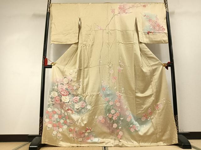 ■■■　サイズ　■■■ 身丈 167cm（肩から） 裄丈 70cm 袖丈 52cm　縫込み 4.5cm 袖幅 35cm 前幅 25cm 後幅 31cm 着物縫いこみ 内揚げ 2cm 裄 お袖側 約1cm　身頃側 約1cm ■■■　商品詳細　■■■ 【正絹】 状態は接写画像のように上前おくみ・上前に薄い汚れがございますが その他特に目立ったシミ汚れなどもなく大変良い状態です。 大変上質な逸品になります。 お安く出品致しますので、是非この機会にいかがでしょうか？ ■■■　注意事項　■■■ ■モニター発色の具合により色合いが異なる場合がございます。 ■寸法は多少の誤差が生じる場合がございますのでご了承ください。 ■縫込みの長さが左右非対称の場合は短い部分を記載しております。 左右非対称であってもご返品・お値引き等の保証は出来かねますので、ご了承の上ご購入をお願い致します。 ■シミ等のチェックには注意を払っておりますが、見落としがある場合もございますし、個人の見解も様々ですので神経質な方のご購入はお控えください。 ■箪笥に入っておりました着物や帯なので畳みシワや匂いがあるものもございます。 ■お休みは基本的に土日祝となりますが、その他臨時でお休みする場合がございますのでご了承ください。 ■商品の発送は平日のみの発送となります。 ■夜間と土曜、日曜日はお問い合わせの回答が遅れる場合がございます。 ■当店では、お直し、紋入れ、お手入れ等は承っておりません。 ■生地の状態（ヤケ、経年劣化等）によってはサイズ直しが出来ない場合がございます。 その点もどうかご了承のうえ、ご購入をお願いいたします。 ■弊社で取り扱う商品は一点ものにつき、時期や在庫状況に応じて金額が変更となる場合がございます。 ■検針は行っておりません。予めご了承いただきますようお願いいたします。 ■【洗える着物】と記載のある商品におきましては、商品お届け後に洗濯を行ってしまってからのご返品にはご対応しかねます。 念の為、専門店でのお手入れをお願いいたします。 ■写真に写っている物が全てになります。それ以外の付属品はございませんのでご了承ください。 ■状態に関する写真につきましては、掲載可能な写真枚数に限りがあるため、各箇所につき1枚参考画像を掲載しております。 ■着物のサイズ目安は下記を参考ください↓ ＜女性着物＞　お端折り次第で＋5cm　−1cmが着用可能サイズ 　例）身丈170cmの場合、身長160cm〜175cm ＜男性着物＞　身丈＋約25cm〜27cm程が適応身長 　例）身丈155cmの場合、身長180〜182cm