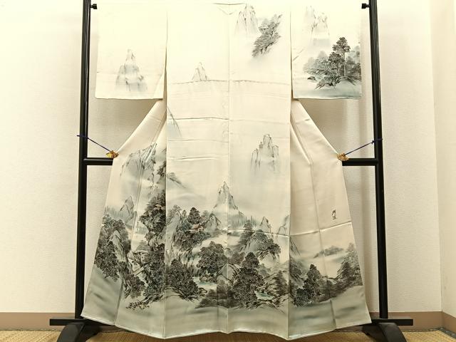■■■　サイズ　■■■ 身丈 160cm（肩から） 裄丈 64cm 袖丈 49cm　縫込み 7.5cm 袖幅 34cm 前幅 24cm 後幅 30.5cm 着物縫いこみ 内揚げ 3.5cm 裄 お袖側 約3.5cm　身頃側 約5cm ■■■　商品詳細　■■■ 【正絹】 状態は接写画像のように 左袖口・衿山に薄い汚れがございますが その他特に目立ったシミ汚れなどもなく大変良い状態です。 高橋峰陵氏は、日本画家でもあり、着物界では有名な作家です。 桜のモチーフがトレードマークで桜を描かせたら 彼の右に出るものはいないとまで言われております。 「濡れ描き友禅」とは生地を濡らしたままで色をぼかしながら入れる 熟練した匠にしかできない大変難しい技法です。 手描き墨絵ならではの幻想的な芸術性を、 存分に感じることの出来る素敵な作風で知られております。 大変上質な逸品になります。 お安く出品致しますので、是非この機会にいかがでしょうか？ ■■■　注意事項　■■■ ■モニター発色の具合により色合いが異なる場合がございます。 ■寸法は多少の誤差が生じる場合がございますのでご了承ください。 ■縫込みの長さが左右非対称の場合は短い部分を記載しております。 左右非対称であってもご返品・お値引き等の保証は出来かねますので、ご了承の上ご購入をお願い致します。 ■シミ等のチェックには注意を払っておりますが、見落としがある場合もございますし、個人の見解も様々ですので神経質な方のご購入はお控えください。 ■箪笥に入っておりました着物や帯なので畳みシワや匂いがあるものもございます。 ■お休みは基本的に土日祝となりますが、その他臨時でお休みする場合がございますのでご了承ください。 ■商品の発送は平日のみの発送となります。 ■夜間と土曜、日曜日はお問い合わせの回答が遅れる場合がございます。 ■当店では、お直し、紋入れ、お手入れ等は承っておりません。 ■生地の状態（ヤケ、経年劣化等）によってはサイズ直しが出来ない場合がございます。 その点もどうかご了承のうえ、ご購入をお願いいたします。 ■弊社で取り扱う商品は一点ものにつき、時期や在庫状況に応じて金額が変更となる場合がございます。 ■検針は行っておりません。予めご了承いただきますようお願いいたします。 ■【洗える着物】と記載のある商品におきましては、商品お届け後に洗濯を行ってしまってからのご返品にはご対応しかねます。 念の為、専門店でのお手入れをお願いいたします。 ■写真に写っている物が全てになります。それ以外の付属品はございませんのでご了承ください。 ■状態に関する写真につきましては、掲載可能な写真枚数に限りがあるため、各箇所につき1枚参考画像を掲載しております。 ■着物のサイズ目安は下記を参考ください↓ ＜女性着物＞　お端折り次第で＋5cm　−1cmが着用可能サイズ 　例）身丈170cmの場合、身長160cm〜175cm ＜男性着物＞　身丈＋約25cm〜27cm程が適応身長 　例）身丈155cmの場合、身長180〜182cm