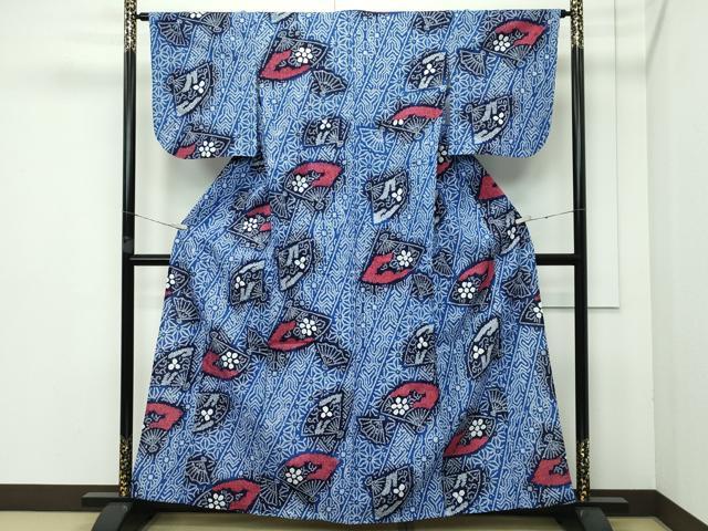 ■■■　サイズ　■■■ 身丈 160.5cm（肩から） 裄丈 66cm 袖丈 48cm　縫込み 2cm 袖幅 34.5cm 前幅 24cm 後幅 28.5cm 着物縫いこみ 内揚げ 0cm 裄 お袖側 約 0cm　身頃側 約 2cm ■■■　商品詳細　■■■ 【綿・バチ衿】 状態は特に目立ったシミ汚れなどもなく大変良い状態です。 人気の高い“有松鳴海絞り”の浴衣でございます。 “鳴海絞り”ならではの表情を生み出す立体感と 淡いぼかしで息を吹き込まれ、 今にも動き出しそうな迫力を放っております。 夏祭りや花火大会、これから増えるイベントに連れ立って、 より夏をお楽しみ下さいませ。 大変上質な極上の逸品になります。 お安く出品致しますので、是非この機会にいかがでしょうか？ ■■■　注意事項　■■■ ■モニター発色の具合により色合いが異なる場合がございます。 ■寸法は多少の誤差が生じる場合がございますのでご了承ください。 ■縫込みの長さが左右非対称の場合は短い部分を記載しております。 左右非対称であってもご返品・お値引き等の保証は出来かねますので、ご了承の上ご購入をお願い致します。 ■シミ等のチェックには注意を払っておりますが、見落としがある場合もございますし、個人の見解も様々ですので神経質な方のご購入はお控えください。 ■箪笥に入っておりました着物や帯なので畳みシワや匂いがあるものもございます。 ■お休みは基本的に土日祝となりますが、その他臨時でお休みする場合がございますのでご了承ください。 ■商品の発送は平日のみの発送となります。 ■夜間と土曜、日曜日はお問い合わせの回答が遅れる場合がございます。 ■当店では、お直し、紋入れ、お手入れ等は承っておりません。 ■生地の状態（ヤケ、経年劣化等）によってはサイズ直しが出来ない場合がございます。 その点もどうかご了承のうえ、ご購入をお願いいたします。 ■弊社で取り扱う商品は一点ものにつき、時期や在庫状況に応じて金額が変更となる場合がございます。 ■検針は行っておりません。予めご了承いただきますようお願いいたします。 ■【洗える着物】と記載のある商品におきましては、商品お届け後に洗濯を行ってしまってからのご返品にはご対応しかねます。 念の為、専門店でのお手入れをお願いいたします。 ■着物のサイズ目安は下記を参考ください↓ ＜女性着物＞　お端折り次第で＋5?　−10?が着用可能サイズ 　例）身丈170?の場合、身長160?〜175? ＜男性着物＞　身丈＋約25?〜27?程が適応身長 　例）身丈155?の場合、身長180〜182?