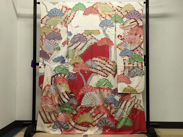 ■■■　サイズ　■■■ 身丈 167cm（肩から） 裄丈 64.5cm 袖丈 113cm　縫込み 3.5cm 袖幅 34cm 前幅 24.5cm 後幅 29cm 着物縫いこみ 内揚げ 0cm 裄 お袖側 約2cm　身頃側 約4cm ■■■　商品詳細　■■■ 【正絹】 状態は特に目立ったシミ汚れなどもなく大変良い状態です。 昭和の挿絵の第一人者として知られる【岩田 専太郎】 大正の竹久夢二に昭和の岩田専太郎と云われるほどに その生涯で6万枚もの作品を描き永く一世を風靡するとともに 画檀のトップに君臨した鬼才にして 日本画家・挿絵画家・友禅図案家・美術考証家として 業界を牽引しながら昭和を駆け抜けた紫綬褒章受賞画家でございます。 大変上質な逸品になります。 お安く出品致しますので、是非この機会にいかがでしょうか？ ■■■　注意事項　■■■ ■モニター発色の具合により色合いが異なる場合がございます。 ■寸法は多少の誤差が生じる場合がございますのでご了承ください。 ■縫込みの長さが左右非対称の場合は短い部分を記載しております。 左右非対称であってもご返品・お値引き等の保証は出来かねますので、ご了承の上ご購入をお願い致します。 ■シミ等のチェックには注意を払っておりますが、見落としがある場合もございますし、個人の見解も様々ですので神経質な方のご購入はお控えください。 ■箪笥に入っておりました着物や帯なので畳みシワや匂いがあるものもございます。 ■お休みは基本的に土日祝となりますが、その他臨時でお休みする場合がございますのでご了承ください。 ■商品の発送は平日のみの発送となります。 ■夜間と土曜、日曜日はお問い合わせの回答が遅れる場合がございます。 ■当店では、お直し、紋入れ、お手入れ等は承っておりません。 ■生地の状態（ヤケ、経年劣化等）によってはサイズ直しが出来ない場合がございます。 その点もどうかご了承のうえ、ご購入をお願いいたします。 ■弊社で取り扱う商品は一点ものにつき、時期や在庫状況に応じて金額が変更となる場合がございます。 ■検針は行っておりません。予めご了承いただきますようお願いいたします。 ■【洗える着物】と記載のある商品におきましては、商品お届け後に洗濯を行ってしまってからのご返品にはご対応しかねます。 念の為、専門店でのお手入れをお願いいたします。 ■着物のサイズ目安は下記を参考ください↓ ＜女性着物＞　お端折り次第で＋5cm　−1cmが着用可能サイズ 　例）身丈170cmの場合、身長160cm〜175cm ＜男性着物＞　身丈＋約25cm〜27cm程が適応身長 　例）身丈155cmの場合、身長180〜182cm