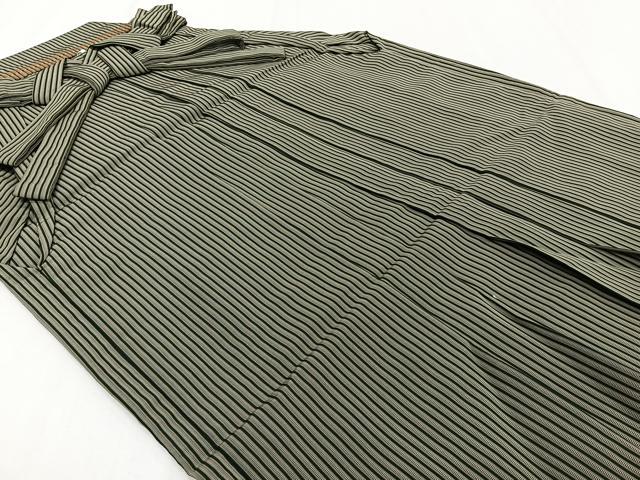 ■■■　サイズ　■■■ 紐下丈　約83cm ■■■　商品詳細　■■■ 【正絹】 状態は画像を添付しておりますので、そちらをご確認下さいますよう宜しくお願い致します。 大変上質な逸品になります。 お安く出品致しますので、是非この機会にいかがでしょうか？ ■■■　注意事項　■■■ ■モニター発色の具合により色合いが異なる場合がございます。 ■寸法は多少の誤差が生じる場合がございますのでご了承ください。 ■縫込みの長さが左右非対称の場合は短い部分を記載しております。 左右非対称であってもご返品・お値引き等の保証は出来かねますので、ご了承の上ご購入をお願い致します。 ■シミ等のチェックには注意を払っておりますが、見落としがある場合もございますし、個人の見解も様々ですので神経質な方のご購入はお控えください。 ■箪笥に入っておりました着物や帯なので畳みシワや匂いがあるものもございます。 ■お休みは基本的に土日祝となりますが、その他臨時でお休みする場合がございますのでご了承ください。 ■商品の発送は平日のみの発送となります。 ■夜間と土曜、日曜日はお問い合わせの回答が遅れる場合がございます。 ■当店では、お直し、紋入れ、お手入れ等は承っておりません。 ■生地の状態（ヤケ、経年劣化等）によってはサイズ直しが出来ない場合がございます。 その点もどうかご了承のうえ、ご購入をお願いいたします。 ■弊社で取り扱う商品は一点ものにつき、時期や在庫状況に応じて金額が変更となる場合がございます。 ■検針は行っておりません。予めご了承いただきますようお願いいたします。 ■【洗える着物】と記載のある商品におきましては、商品お届け後に洗濯を行ってしまってからのご返品にはご対応しかねます。 念の為、専門店でのお手入れをお願いいたします。 ■写真に写っている物が全てになります。それ以外の付属品はございませんのでご了承ください。 ■状態に関する写真につきましては、掲載可能な写真枚数に限りがあるため、各箇所につき1枚参考画像を掲載しております。 ■着物のサイズ目安は下記を参考ください↓ ＜女性着物＞　お端折り次第で＋5cm　－1cmが着用可能サイズ 　例）身丈170cmの場合、身長160cm～175cm ＜男性着物＞　身丈＋約25cm～27cm程が適応身長 　例）身丈155cmの場合、身長180～182cm