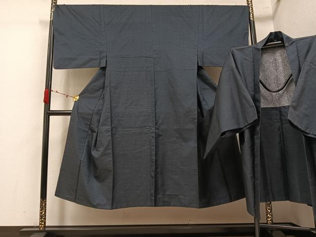 ■■■　サイズ　■■■ 【着物】 身丈 138cm（肩から） 裄丈 69cm 袖丈 47.5cm　縫込み 2.5cm 袖幅 35.5cm 前幅 24.5cm 後幅 30cm 着物縫いこみ 内揚げ 5cm 裄 お袖側 約3cm　身頃側 約3cm 【羽織】 身丈 87.5cm（肩から） 裄丈 70cm 袖丈 47.5cm　縫込み 3cm 袖幅 35.5cm 前幅 19.5cm 後幅 30cm 裄 お袖側 約3cm　身頃側 約2.5cm ■■■　商品詳細　■■■ 【正絹】 着物の状態は接写画像のように袖口・衿山に薄い汚れがございますが その他特に目立ったシミ汚れなどもなく大変良い状態です。 羽織の状態は接写画像のように袖口に薄い汚れがございますが その他特に目立ったシミ汚れなどもなく大変良い状態です。 大変上質な逸品になります。 お安く出品致しますので、是非この機会にいかがでしょうか？ ■■■　注意事項　■■■ ■モニター発色の具合により色合いが異なる場合がございます。 ■寸法は多少の誤差が生じる場合がございますのでご了承ください。 ■縫込みの長さが左右非対称の場合は短い部分を記載しております。 左右非対称であってもご返品・お値引き等の保証は出来かねますので、ご了承の上ご購入をお願い致します。 ■シミ等のチェックには注意を払っておりますが、見落としがある場合もございますし、個人の見解も様々ですので神経質な方のご購入はお控えください。 ■箪笥に入っておりました着物や帯なので畳みシワや匂いがあるものもございます。 ■お休みは基本的に土日祝となりますが、その他臨時でお休みする場合がございますのでご了承ください。 ■商品の発送は平日のみの発送となります。 ■夜間と土曜、日曜日はお問い合わせの回答が遅れる場合がございます。 ■当店では、お直し、紋入れ、お手入れ等は承っておりません。 ■生地の状態（ヤケ、経年劣化等）によってはサイズ直しが出来ない場合がございます。 その点もどうかご了承のうえ、ご購入をお願いいたします。 ■弊社で取り扱う商品は一点ものにつき、時期や在庫状況に応じて金額が変更となる場合がございます。 ■検針は行っておりません。予めご了承いただきますようお願いいたします。 ■【洗える着物】と記載のある商品におきましては、商品お届け後に洗濯を行ってしまってからのご返品にはご対応しかねます。 念の為、専門店でのお手入れをお願いいたします。 ■写真に写っている物が全てになります。それ以外の付属品はございませんのでご了承ください。 ■状態に関する写真につきましては、掲載可能な写真枚数に限りがあるため、各箇所につき1枚参考画像を掲載しております。 ■着物のサイズ目安は下記を参考ください↓ ＜女性着物＞　お端折り次第で＋5cm　－1cmが着用可能サイズ 　例）身丈170cmの場合、身長160cm～175cm ＜男性着物＞　身丈＋約25cm～27cm程が適応身長 　例）身丈155cmの場合、身長180～182cm