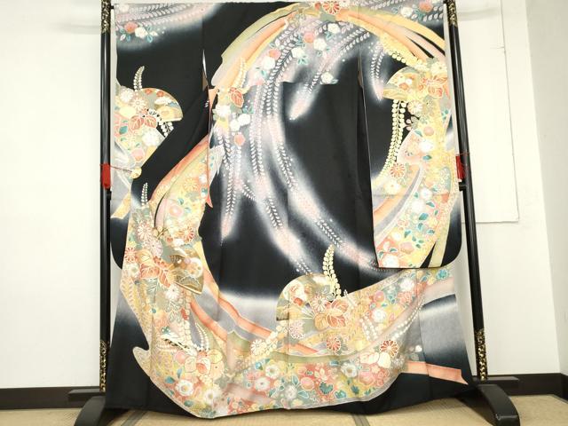 ■■■　サイズ　■■■ 身丈 162.5cm（肩から） 裄丈 67.5cm 袖丈 109.5cm　縫込み 4cm 袖幅 35.5cm 前幅 25cm 後幅 30cm 着物縫いこみ 内揚げ 2cm 裄 お袖側 約0cm　身頃側 約2.5cm ■■■　商品詳細　■■■ 【正絹】 状態は接写画像のように衿山・左袖前・右袖前・胸付近に薄い汚れがございますが その他特に目立ったシミ汚れなどもなく大変良い状態です。 大変上質な逸品になります。 お安く出品致しますので、是非この機会にいかがでしょうか？ ■■■　注意事項　■■■ ■モニター発色の具合により色合いが異なる場合がございます。 ■寸法は多少の誤差が生じる場合がございますのでご了承ください。 ■縫込みの長さが左右非対称の場合は短い部分を記載しております。 左右非対称であってもご返品・お値引き等の保証は出来かねますので、ご了承の上ご購入をお願い致します。 ■シミ等のチェックには注意を払っておりますが、見落としがある場合もございますし、個人の見解も様々ですので神経質な方のご購入はお控えください。 ■箪笥に入っておりました着物や帯なので畳みシワや匂いがあるものもございます。 ■お休みは基本的に土日祝となりますが、その他臨時でお休みする場合がございますのでご了承ください。 ■商品の発送は平日のみの発送となります。 ■夜間と土曜、日曜日はお問い合わせの回答が遅れる場合がございます。 ■当店では、お直し、紋入れ、お手入れ等は承っておりません。 ■生地の状態（ヤケ、経年劣化等）によってはサイズ直しが出来ない場合がございます。 その点もどうかご了承のうえ、ご購入をお願いいたします。 ■弊社で取り扱う商品は一点ものにつき、時期や在庫状況に応じて金額が変更となる場合がございます。 ■検針は行っておりません。予めご了承いただきますようお願いいたします。 ■【洗える着物】と記載のある商品におきましては、商品お届け後に洗濯を行ってしまってからのご返品にはご対応しかねます。 念の為、専門店でのお手入れをお願いいたします。 ■着物のサイズ目安は下記を参考ください↓ ＜女性着物＞　お端折り次第で＋5cm　−1cmが着用可能サイズ 　例）身丈170cmの場合、身長160cm〜175cm ＜男性着物＞　身丈＋約25cm〜27cm程が適応身長 　例）身丈155cmの場合、身長180〜182cm