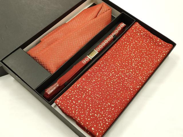 ■■■　商品詳細　■■■ 【未使用】 状態は特に目立ったシミ汚れなどもなく大変良い状態です。 大変上質な逸品になります。 お安く出品致しますので、是非この機会にいかがでしょうか？ ■■■　注意事項　■■■ ■モニター発色の具合により色合いが異なる場合がございます。 ■寸法は多少の誤差が生じる場合がございますのでご了承ください。 ■縫込みの長さが左右非対称の場合は短い部分を記載しております。 左右非対称であってもご返品・お値引き等の保証は出来かねますので、ご了承の上ご購入をお願い致します。 ■シミ等のチェックには注意を払っておりますが、見落としがある場合もございますし、個人の見解も様々ですので神経質な方のご購入はお控えください。 ■箪笥に入っておりました着物や帯なので畳みシワや匂いがあるものもございます。 ■お休みは基本的に土日祝となりますが、その他臨時でお休みする場合がございますのでご了承ください。 ■商品の発送は平日のみの発送となります。 ■夜間と土曜、日曜日はお問い合わせの回答が遅れる場合がございます。 ■当店では、お直し、紋入れ、お手入れ等は承っておりません。 ■生地の状態（ヤケ、経年劣化等）によってはサイズ直しが出来ない場合がございます。 その点もどうかご了承のうえ、ご購入をお願いいたします。 ■弊社で取り扱う商品は一点ものにつき、時期や在庫状況に応じて金額が変更となる場合がございます。 ■検針は行っておりません。予めご了承いただきますようお願いいたします。 ■【洗える着物】と記載のある商品におきましては、商品お届け後に洗濯を行ってしまってからのご返品にはご対応しかねます。 念の為、専門店でのお手入れをお願いいたします。 ■写真に写っている物が全てになります。それ以外の付属品はございませんのでご了承ください。 ■状態に関する写真につきましては、掲載可能な写真枚数に限りがあるため、各箇所につき1枚参考画像を掲載しております。 ■着物のサイズ目安は下記を参考ください↓ ＜女性着物＞　お端折り次第で＋5cm　－1cmが着用可能サイズ 　例）身丈170cmの場合、身長160cm～175cm ＜男性着物＞　身丈＋約25cm～27cm程が適応身長 　例）身丈155cmの場合、身長180～182cm