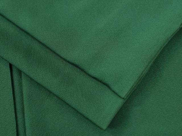 ■■■　サイズ　■■■ 身丈 161cm（肩から） 裄丈 64.5cm 袖丈 48cm　縫込み 4cm 袖幅 33cm 前幅 25cm 後幅 31cm 着物縫いこみ 内揚げ 0cm 裄 お袖側 約3cm　身頃側 約3cm ■■■　商品詳細　■■■ 【正絹・一つ紋】 状態は接写画像のように衿山に薄い汚れがございますが その他特に目立ったシミ汚れなどもなく大変良い状態です。 大変上質な逸品になります。 お安く出品致しますので、是非この機会にいかがでしょうか？ ■■■　注意事項　■■■ ■モニター発色の具合により色合いが異なる場合がございます。 ■寸法は多少の誤差が生じる場合がございますのでご了承ください。 ■シミ等のチェックには注意を払っておりますが、見落としがある場合もございますし、個人の見解も様々ですので神経質な方のご購入はお控えください。 ■箪笥に入っておりました着物や帯なので畳みシワや匂いがあるものもございます。 ■お休みは基本的に土日祝となりますが、その他臨時でお休みする場合がございますのでご了承ください。 ■商品の発送は平日のみの発送となります。 ■夜間と土曜、日曜日はお問い合わせの回答が遅れる場合がございます。 ■当店では、お直し、紋入れ、お手入れ等は承っておりません。 ■生地の状態（ヤケ、経年劣化等）によってはサイズ直しが出来ない場合がございます。 その点もどうかご了承のうえ、ご購入をお願いいたします。 ■着物のサイズ目安は下記を参考ください↓ ＜女性着物＞　身長-10cm+5cmが着用可能サイズ(お端折り次第) 　例）身長160cmの方→着物身丈150cm〜165cm ＜男性着物＞　身長-27cm ±5cmが着用可能サイズ 　例）身長170cmの方→着物身丈138cm〜148cm