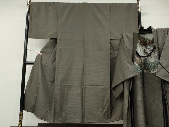 ■■■　サイズ　■■■ 【着物】 身丈 145cm（肩から） 裄丈 69.5cm 袖丈 49cm　縫込み 5cm 袖幅 35cm 前幅 30cm 後幅 32cm 着物縫いこみ 内揚げ 7cm 裄 お袖側 約2cm　身頃側 約2cm 【羽織】 身丈 98cm（肩から） 裄丈 71cm 袖丈 50cm　縫込み 8cm 袖幅 36cm 前幅 22cm 後幅 32.5cm 裄 お袖側 約1cm　身頃側 約2cm ■■■　商品詳細　■■■ 【正絹・未使用】 着物の状態は特に目立ったシミ汚れなどもなく大変良い状態です。 羽織の状態は接写画像のように羽裏に柄移りがございますが その他特に目立ったシミ汚れなどもなく大変良い状態です。 大変上質な逸品になります。 お安く出品致しますので、是非この機会にいかがでしょうか？ ■■■　注意事項　■■■ ■モニター発色の具合により色合いが異なる場合がございます。 ■寸法は多少の誤差が生じる場合がございますのでご了承ください。 ■縫込みの長さが左右非対称の場合は短い部分を記載しております。 左右非対称であってもご返品・お値引き等の保証は出来かねますので、ご了承の上ご購入をお願い致します。 ■シミ等のチェックには注意を払っておりますが、見落としがある場合もございますし、個人の見解も様々ですので神経質な方のご購入はお控えください。 ■箪笥に入っておりました着物や帯なので畳みシワや匂いがあるものもございます。 ■お休みは基本的に土日祝となりますが、その他臨時でお休みする場合がございますのでご了承ください。 ■商品の発送は平日のみの発送となります。 ■夜間と土曜、日曜日はお問い合わせの回答が遅れる場合がございます。 ■当店では、お直し、紋入れ、お手入れ等は承っておりません。 ■生地の状態（ヤケ、経年劣化等）によってはサイズ直しが出来ない場合がございます。 その点もどうかご了承のうえ、ご購入をお願いいたします。 ■弊社で取り扱う商品は一点ものにつき、時期や在庫状況に応じて金額が変更となる場合がございます。 ■検針は行っておりません。予めご了承いただきますようお願いいたします。 ■【洗える着物】と記載のある商品におきましては、商品お届け後に洗濯を行ってしまってからのご返品にはご対応しかねます。 念の為、専門店でのお手入れをお願いいたします。 ■着物のサイズ目安は下記を参考ください↓ ＜女性着物＞　お端折り次第で＋5cm　−1cmが着用可能サイズ 　例）身丈170cmの場合、身長160cm〜175cm ＜男性着物＞　身丈＋約25cm〜27cm程が適応身長 　例）身丈155cmの場合、身長180〜182cm