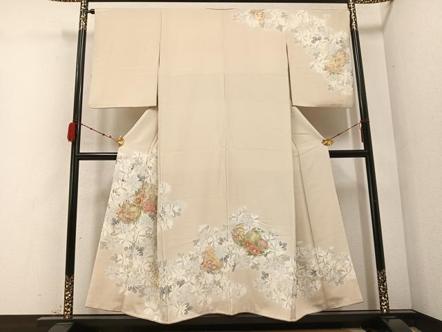 ■■■　サイズ　■■■ 身丈 149.5cm（肩から） 裄丈 65cm 袖丈 53cm　縫込み 5cm 袖幅 33cm 前幅 26.5cm 後幅 31cm 着物縫いこみ 内揚げ 11cm 裄 お袖側 約0cm　身頃側 約3cm ■■■　商品詳細　■■■ 【正絹】 状態は接写画像のように衿山・右袖前に薄い汚れがございますが その他特に目立ったシミ汚れなどもなく大変良い状態です。 大変上質な逸品になります。 お安く出品致しますので、是非この機会にいかがでしょうか？ ■■■　注意事項　■■■ ■モニター発色の具合により色合いが異なる場合がございます。 ■寸法は多少の誤差が生じる場合がございますのでご了承ください。 ■縫込みの長さが左右非対称の場合は短い部分を記載しております。 左右非対称であってもご返品・お値引き等の保証は出来かねますので、ご了承の上ご購入をお願い致します。 ■シミ等のチェックには注意を払っておりますが、見落としがある場合もございますし、個人の見解も様々ですので神経質な方のご購入はお控えください。 ■箪笥に入っておりました着物や帯なので畳みシワや匂いがあるものもございます。 ■お休みは基本的に土日祝となりますが、その他臨時でお休みする場合がございますのでご了承ください。 ■商品の発送は平日のみの発送となります。 ■夜間と土曜、日曜日はお問い合わせの回答が遅れる場合がございます。 ■当店では、お直し、紋入れ、お手入れ等は承っておりません。 ■生地の状態（ヤケ、経年劣化等）によってはサイズ直しが出来ない場合がございます。 その点もどうかご了承のうえ、ご購入をお願いいたします。 ■弊社で取り扱う商品は一点ものにつき、時期や在庫状況に応じて金額が変更となる場合がございます。 ■検針は行っておりません。予めご了承いただきますようお願いいたします。 ■【洗える着物】と記載のある商品におきましては、商品お届け後に洗濯を行ってしまってからのご返品にはご対応しかねます。 念の為、専門店でのお手入れをお願いいたします。 ■着物のサイズ目安は下記を参考ください↓ ＜女性着物＞　お端折り次第で＋5?　−10?が着用可能サイズ 　例）身丈170?の場合、身長160?〜175? ＜男性着物＞　身丈＋約25?〜27?程が適応身長 　例）身丈155?の場合、身長180〜182?