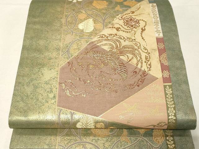 ■■■　サイズ　■■■ 長さ 432cm 幅 31cm程 ■■■　商品詳細　■■■ 【正絹・芯なし】 状態は接写画像のように 太鼓・柄止まり・裏地に薄い汚れがございますが その他特に目立ったシミ汚れなどもなく大変良い状態です。 大変上質な逸品になります。 お安く出品致しますので、是非この機会にいかがでしょうか？ ■■■　注意事項　■■■ ■モニター発色の具合により色合いが異なる場合がございます。 ■寸法は多少の誤差が生じる場合がございますのでご了承ください。 ■縫込みの長さが左右非対称の場合は短い部分を記載しております。 左右非対称であってもご返品・お値引き等の保証は出来かねますので、ご了承の上ご購入をお願い致します。 ■シミ等のチェックには注意を払っておりますが、見落としがある場合もございますし、個人の見解も様々ですので神経質な方のご購入はお控えください。 ■箪笥に入っておりました着物や帯なので畳みシワや匂いがあるものもございます。 ■お休みは基本的に土日祝となりますが、その他臨時でお休みする場合がございますのでご了承ください。 ■商品の発送は平日のみの発送となります。 ■夜間と土曜、日曜日はお問い合わせの回答が遅れる場合がございます。 ■当店では、お直し、紋入れ、お手入れ等は承っておりません。 ■生地の状態（ヤケ、経年劣化等）によってはサイズ直しが出来ない場合がございます。 その点もどうかご了承のうえ、ご購入をお願いいたします。 ■弊社で取り扱う商品は一点ものにつき、時期や在庫状況に応じて金額が変更となる場合がございます。 ■検針は行っておりません。予めご了承いただきますようお願いいたします。 ■【洗える着物】と記載のある商品におきましては、商品お届け後に洗濯を行ってしまってからのご返品にはご対応しかねます。 念の為、専門店でのお手入れをお願いいたします。 ■着物のサイズ目安は下記を参考ください↓ ＜女性着物＞　お端折り次第で＋5cm　−1cmが着用可能サイズ 　例）身丈170cmの場合、身長160cm〜175cm ＜男性着物＞　身丈＋約25cm〜27cm程が適応身長 　例）身丈155cmの場合、身長180〜182cm