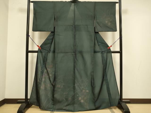 ■■■　サイズ　■■■ 身丈 163.5cm（肩から） 裄丈 63cm 袖丈 48cm　縫込み 2.5cm 袖幅 32cm 前幅 24.5cm 後幅 30.5cm 着物縫いこみ 内揚げ 0cm 裄 お袖側 約1.5cm　身頃側 約2.5cm ■■■　商品詳細　■■■ 【正絹】 状態は接写画像のように上前おくみ・左胸付近・衿・下前・右袖・裏面・衿山に薄い汚れがございますが その他特に目立ったシミ汚れなどもなく大変良い状態です。 大変上質な逸品になります。 お安く出品致しますので、是非この機会にいかがでしょうか？ ■■■　注意事項　■■■ ■モニター発色の具合により色合いが異なる場合がございます。 ■寸法は多少の誤差が生じる場合がございますのでご了承ください。 ■縫込みの長さが左右非対称の場合は短い部分を記載しております。 左右非対称であってもご返品・お値引き等の保証は出来かねますので、ご了承の上ご購入をお願い致します。 ■シミ等のチェックには注意を払っておりますが、見落としがある場合もございますし、個人の見解も様々ですので神経質な方のご購入はお控えください。 ■汚れやシミの種類につきましては、専門ではない為、正確な判別が難しく商品説明では種類を特定せず、汚れやシミと記載させております。 恐れ入りますが、ご了承くださいますようお願い申し上げます。 ■箪笥に入っておりました着物や帯なので畳みシワや匂いがあるものもございます。 ■お休みは基本的に土日祝となりますが、その他臨時でお休みする場合がございますのでご了承ください。 ■商品の発送は平日のみの発送となります。 ■夜間と土曜、日曜日はお問い合わせの回答が遅れる場合がございます。 ■当店では、お直し、紋入れ、お手入れ等は承っておりません。 ■生地の状態（ヤケ、経年劣化等）によってはサイズ直しが出来ない場合がございます。 その点もどうかご了承のうえ、ご購入をお願いいたします。 ■弊社で取り扱う商品は一点ものにつき、時期や在庫状況に応じて金額が変更となる場合がございます。 ■検針は行っておりません。予めご了承いただきますようお願いいたします。 ■【洗える着物】と記載のある商品におきましては、商品お届け後に洗濯を行ってしまってからのご返品にはご対応しかねます。 念の為、専門店でのお手入れをお願いいたします。 ■写真に写っている物が全てになります。それ以外の付属品はございませんのでご了承ください。 ■状態に関する写真につきましては、掲載可能な写真枚数に限りがあるため、各箇所につき1枚参考画像を掲載しております。 ■着物のサイズ目安は下記を参考ください↓ ＜女性着物＞　お端折り次第で＋5cm　−1cmが着用可能サイズ 　例）身丈170cmの場合、身長160cm〜175cm ＜男性着物＞　身丈＋約25cm〜27cm程が適応身長 　例）身丈155cmの場合、身長180〜182cm