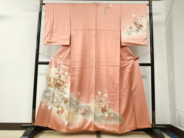■■■　サイズ　■■■ 身丈 158cm（肩から） 裄丈 64.5cm 袖丈 56.5cm　縫込み 6cm 袖幅 32.5cm 前幅 23cm 後幅 31cm 着物縫いこみ 内揚げ 7cm 裄 お袖側 約2cm　身頃側 約3cm ■■■　商品詳細　■■■ 【正絹】 状態は特に目立ったシミ汚れなどもなく大変良い状態です。 大変上質な逸品になります。 お安く出品致しますので、是非この機会にいかがでしょうか？ ■■■　注意事項　■■■ ■モニター発色の具合により色合いが異なる場合がございます。 ■寸法は多少の誤差が生じる場合がございますのでご了承ください。 ■縫込みの長さが左右非対称の場合は短い部分を記載しております。 左右非対称であってもご返品・お値引き等の保証は出来かねますので、ご了承の上ご購入をお願い致します。 ■シミ等のチェックには注意を払っておりますが、見落としがある場合もございますし、個人の見解も様々ですので神経質な方のご購入はお控えください。 ■箪笥に入っておりました着物や帯なので畳みシワや匂いがあるものもございます。 ■お休みは基本的に土日祝となりますが、その他臨時でお休みする場合がございますのでご了承ください。 ■商品の発送は平日のみの発送となります。 ■夜間と土曜、日曜日はお問い合わせの回答が遅れる場合がございます。 ■当店では、お直し、紋入れ、お手入れ等は承っておりません。 ■生地の状態（ヤケ、経年劣化等）によってはサイズ直しが出来ない場合がございます。 その点もどうかご了承のうえ、ご購入をお願いいたします。 ■弊社で取り扱う商品は一点ものにつき、時期や在庫状況に応じて金額が変更となる場合がございます。 ■検針は行っておりません。予めご了承いただきますようお願いいたします。 ■【洗える着物】と記載のある商品におきましては、商品お届け後に洗濯を行ってしまってからのご返品にはご対応しかねます。 念の為、専門店でのお手入れをお願いいたします。 ■写真に写っている物が全てになります。それ以外の付属品はございませんのでご了承ください。 ■着物のサイズ目安は下記を参考ください↓ ＜女性着物＞　お端折り次第で＋5cm　－1cmが着用可能サイズ 　例）身丈170cmの場合、身長160cm～175cm ＜男性着物＞　身丈＋約25cm～27cm程が適応身長 　例）身丈155cmの場合、身長180～182cm