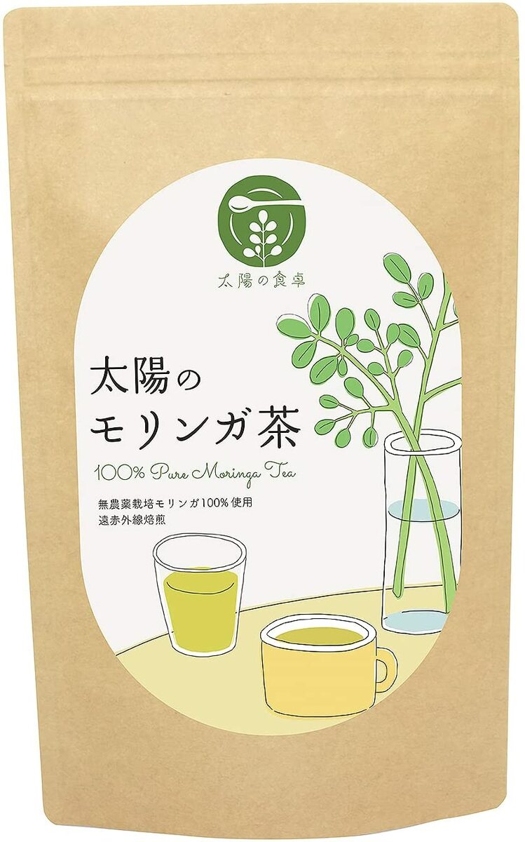 〈賞味期限を確認して下さい〉太陽のモリンガ茶　31包入り×3g【賞味期限 2024年3月14日 特別値下げ！！】 スーパーフード デトックス ティーバッグ オーガニック 美容 ダイエット 国産 九州 宮崎 無農薬 自社栽培 おすすめ オススメ 太陽のモリンガ本舗 太陽の食卓 無農薬栽培されたモリンガを100％使用しています。 お子さんでも安心して飲めるようにノンカフェイン、無添加、無農薬にこだわっています。 モリンガは地上で最も栄養価の高い植物です。 食物繊維やアミノ酸、ビタミン、ミネラルなど90種類の栄養素をバランスよく含んでいます。 収穫後に、ビタミンなどの栄養価が残りやすい57度で低温乾燥をし、遠赤焙煎をかけているので、栄養価を閉じ込めながら飲みやすさを実現しました。 また、うまみ成分のグルタミン酸が豊富なので、飲み応えを感じつつも、食事の邪魔をせず、食事中のお茶には最適です。 濃く溶けやすいテトラパックを使用しており、パック内で対流が起きやすく、パックの目も抽出に最適な大きさです。 紙のパックより成分が溶け出すスピードが速くなり、また、栄養成分がパック内にとどまらずお湯にたくさん溶け出します。 しっかり濃いモリンガ茶をお楽しみいただけます。 8