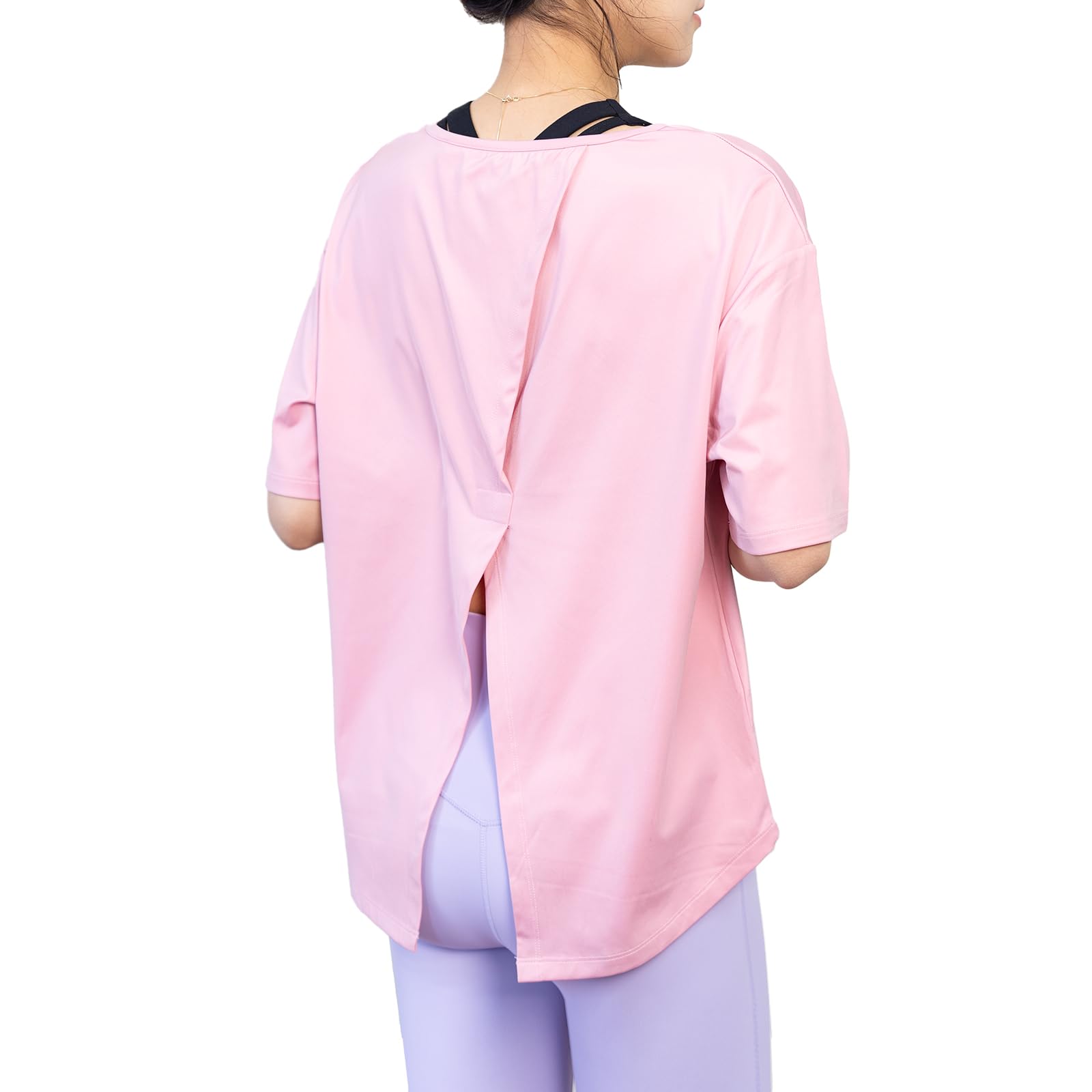 商品情報商品の説明主な仕様 【吸汗.速乾.抗菌】吸放湿にも優れていて身体の自然な温度調節をサポート肌を心地よくドライに保ちます。特製涼感糸が熱をすばやく分散し、快適な涼しさを持続します。軽くて、伸縮性・吸汗性・通気性・速乾性に優れ、さらりとした質感の気持ちよい履き心地、汗による肌のべたつきを軽減し、運動中の身体も快適でドライな状態にします。【美背中効果.後ろの形も変わ】背中をきれいに見せるおしゃれなデザインで美背中を作ります。 動きが変わるにつれ、後ろの形も変わり、運動中に女性らしさを出し続けます。ちらりと見える背中とブラトップのコーディネイトが楽しめます。【2WAYタイプ】2WAYで楽しめるタンクトップ!背中で結んでも可愛いですね!機能性MAX!【ロング丈.体型カバー】身体を締め付けず、ゆったりと着れます。窮屈感ゼロ、体型の悩みをカバーするリラックスシルエット。気になるヒップ、わき、肩、腰周りを全てカバーしてくれ、長い着丈で周りの視線を気にせず動きに集中できます。【様々な場合に適用.日常着でもいい】一枚で着用できる！スポーツシーンだけでなく、夏場のおしゃれ着にも！動きやすいから、さまざまなシーンで着られる万能フィットネスウェア! こフィットネス、マラソン、ランニング、ヨガ、ダンス、テニス等、いろいろなスポーツに大活躍のアイテムです。スポーツウェアとしてはもちスポーツウェアとしては もちろん、カジュアルな日常着としてもおすすめです!